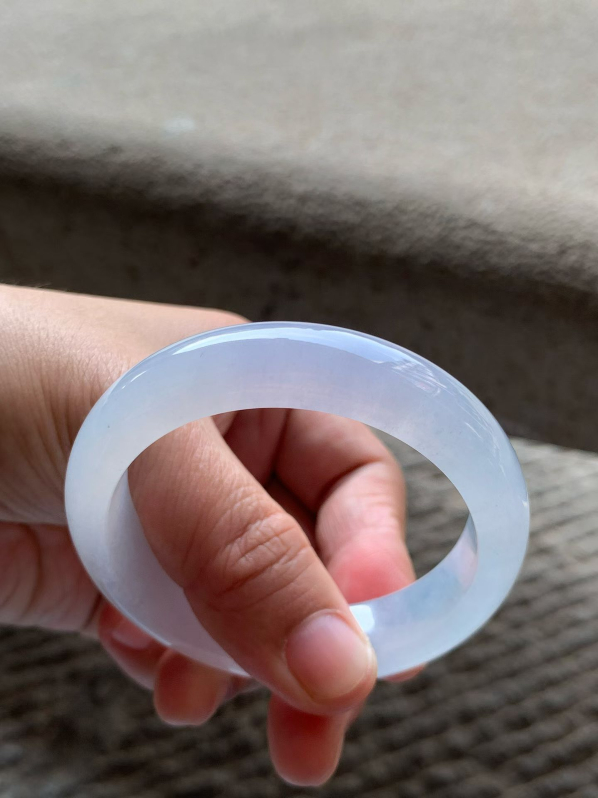 冰紫正圈手镯
尺寸54*14*8 质地通透冰凝，胶润无比，镯身饱满厚实，紫调清新雅致，宛如将一抹淡紫烟霞凝于腕间！