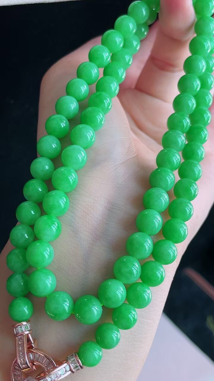 【翡翠名称】老坑种冰阳绿圆珠翡翠项链
【翡翠尺寸】珠子平均直径7.6mm共72颗
【翡翠描述】宝贝种老水足，玉质细腻，色泽靓丽，性价比高，佩戴效果好！
【其它赠送】权威证书/精美挂绳盒子/支持全国复检