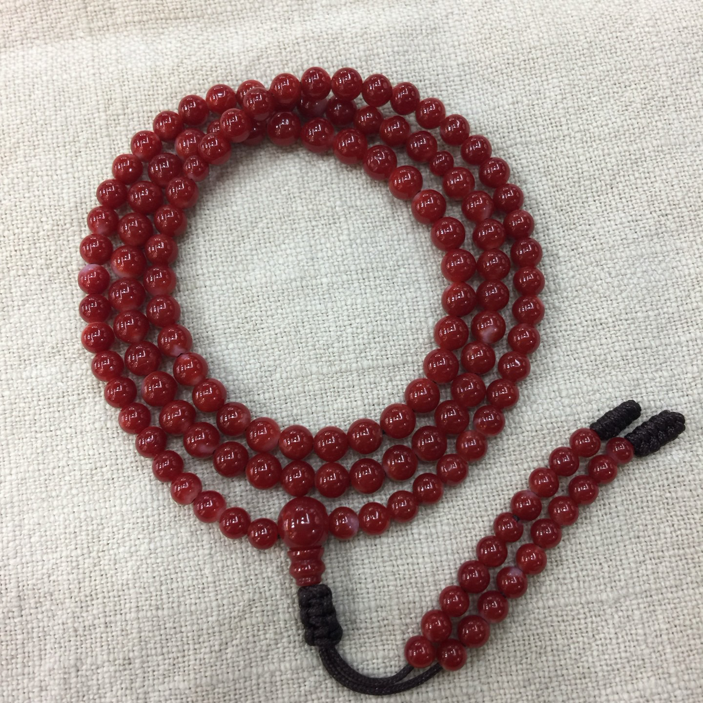 【阿卡赤血牛血红珊瑚108小5mm圆珠手链款】难得高瓷度，整条少白芯的阿卡圆珠。整条赤血牛血红颜色，