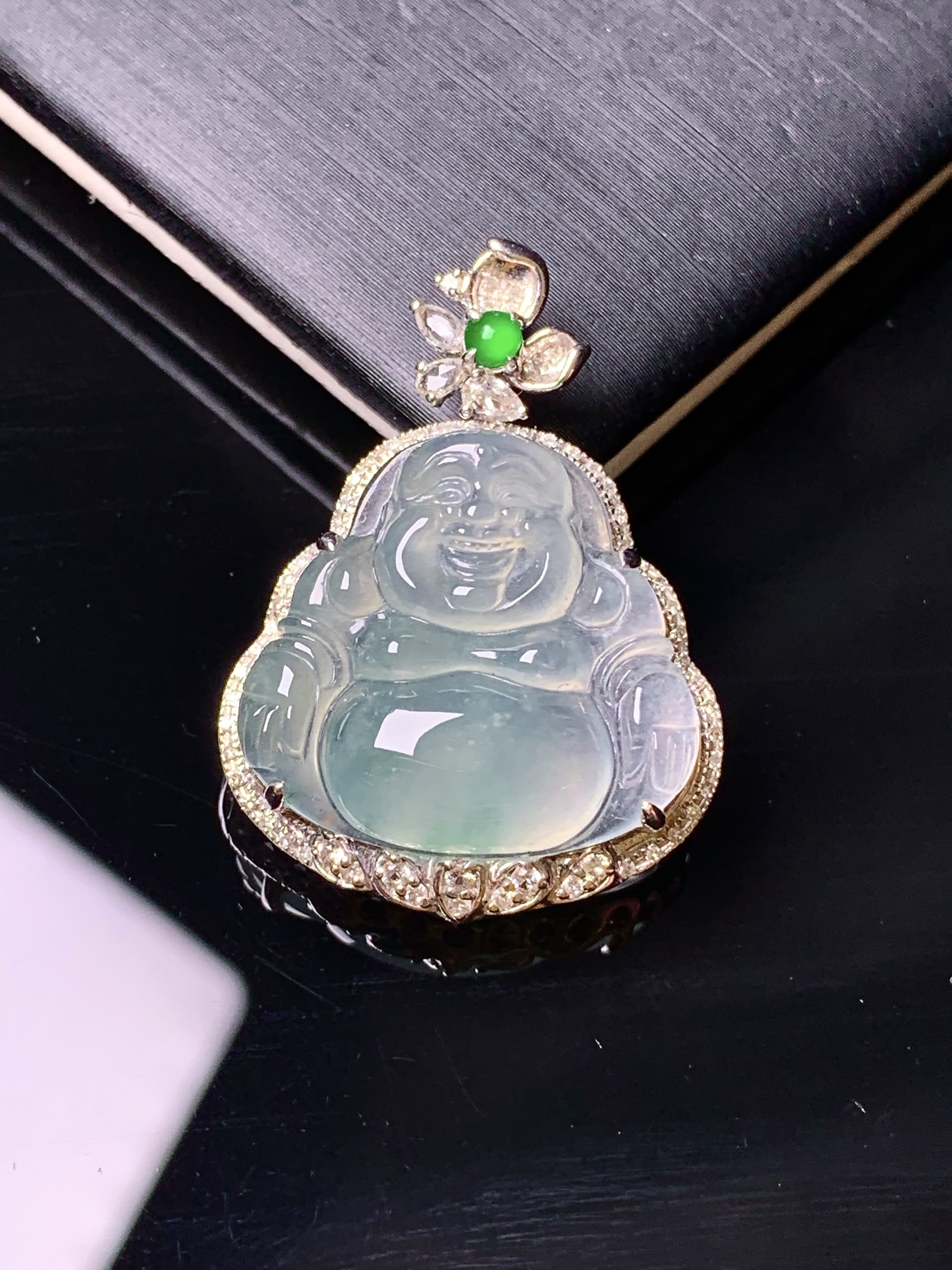 18k金钻镶嵌冰种佛公吊坠 玉质细腻 色泽艳丽清新 水润亮眼 整体尺寸29*21*7.3