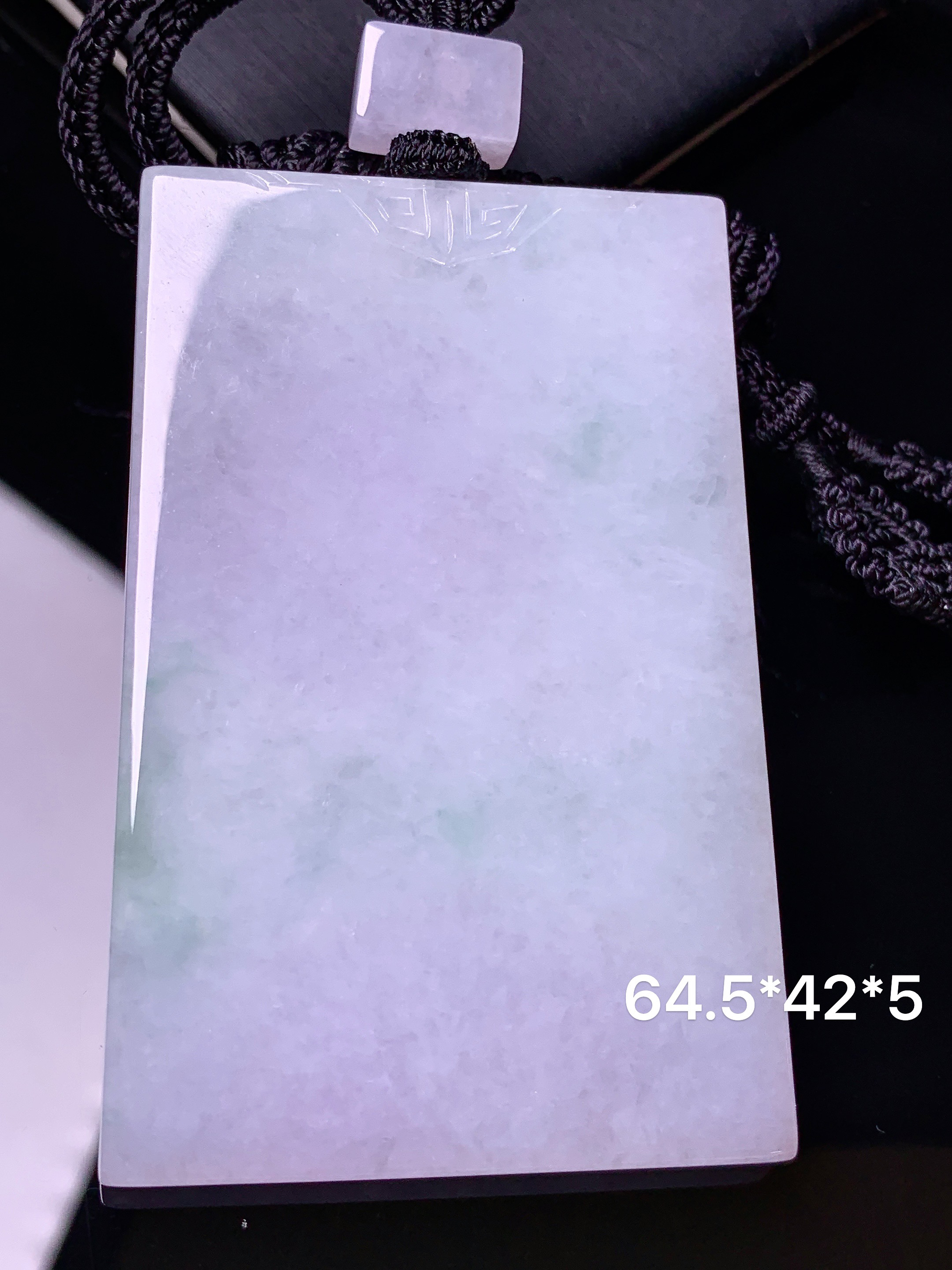 淡紫罗兰飘绿无事牌吊坠 玉质细腻 色泽艳丽清新 水润亮眼 整体尺寸64.5*42*5