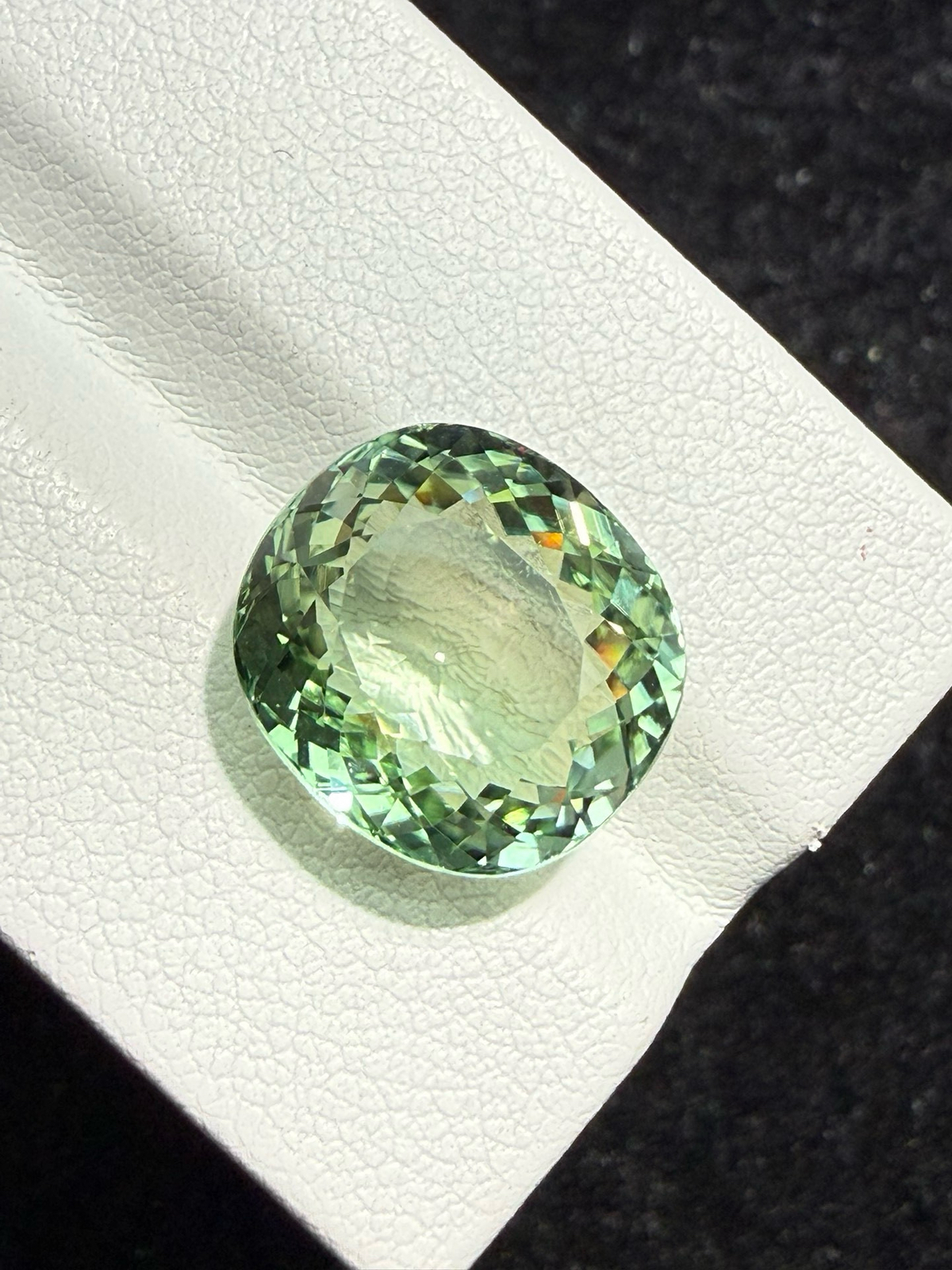 10.775ct天然绿碧玺裸石，尺寸13.4*12.2*8.5 毫米，晶体通透，颜色美艳