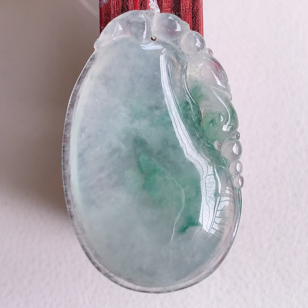 冰飘花福瓜翡翠吊坠，呱呱来财，福气满满的美好寓意，清新自然  沁人心脾，造型独特，清秀高雅  W49.7 尺寸：35.8-22.8-5.2mm