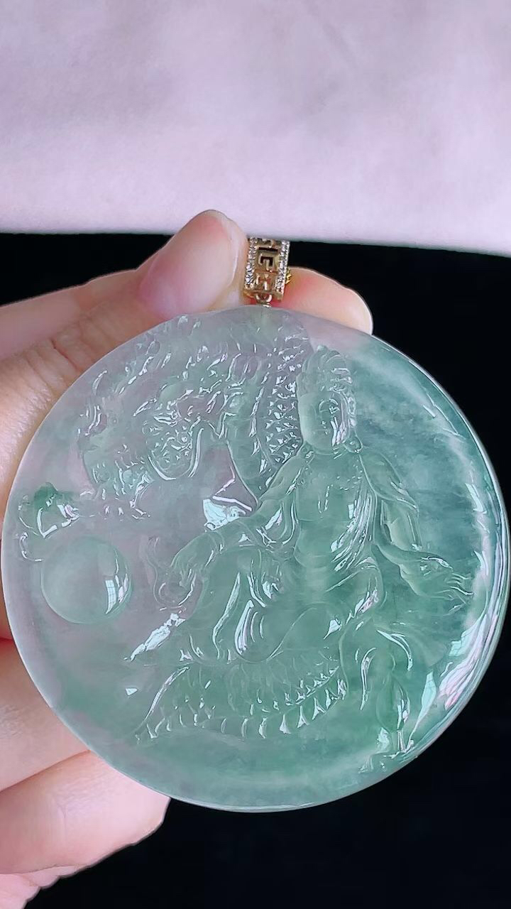 【翡翠名称】18K金扣头高冰晴御龙观音挂件
【翡翠尺寸】裸石55.3/5.5mm
【翡翠描述】宝贝种老水足，玉质细腻，色泽靓丽，性价比高，佩戴效果好！
【其它赠送】权威证书/精美挂绳盒子/支持全国复检