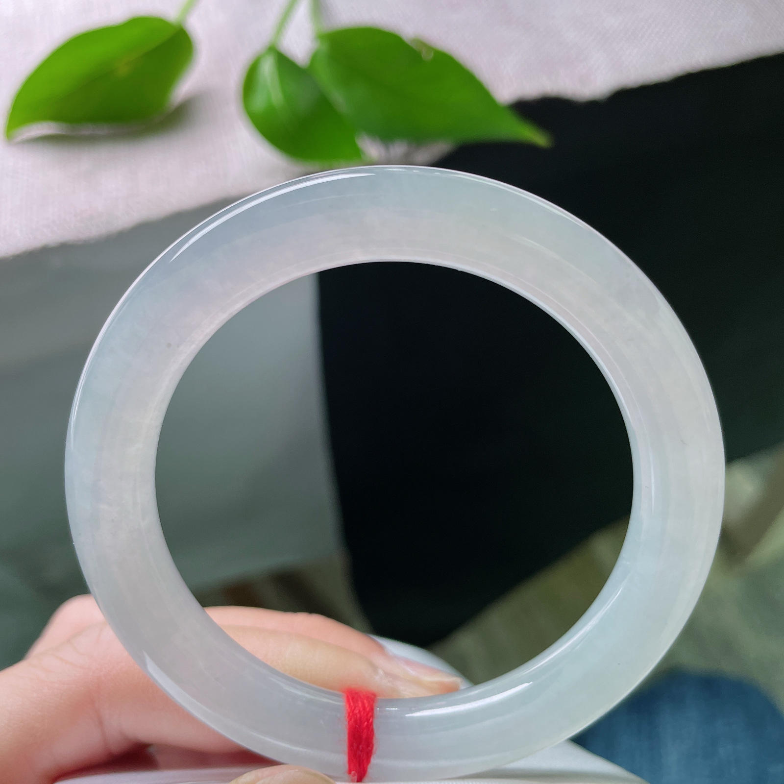 55.7/9.6白冰圆条，冰润细腻，种老水足，冰青玉洁，婉间风情，完美