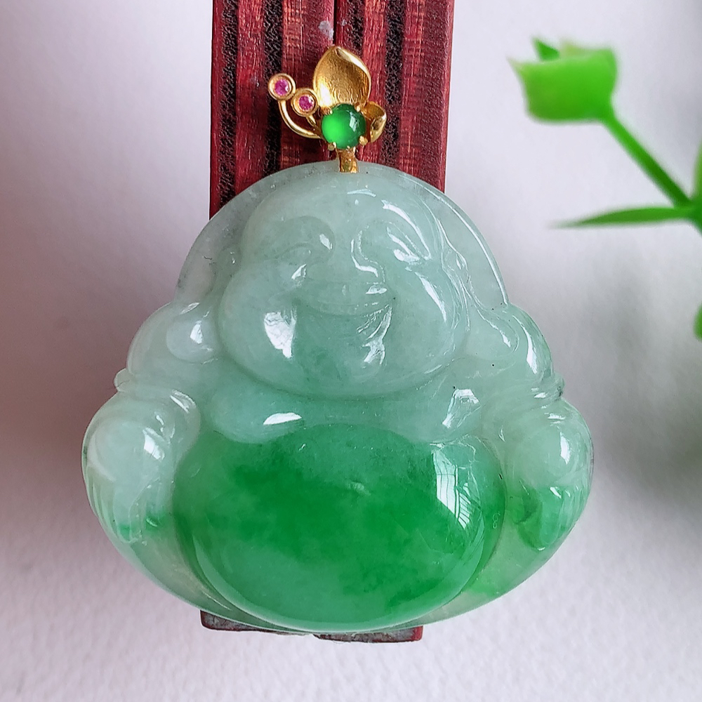 18k金扣冰润飘阳绿佛公挂件 玉质细腻  精雕弥勒佛，笑佛福耳垂肩，面相喜庆，开怀大笑，憨态可掬。惟