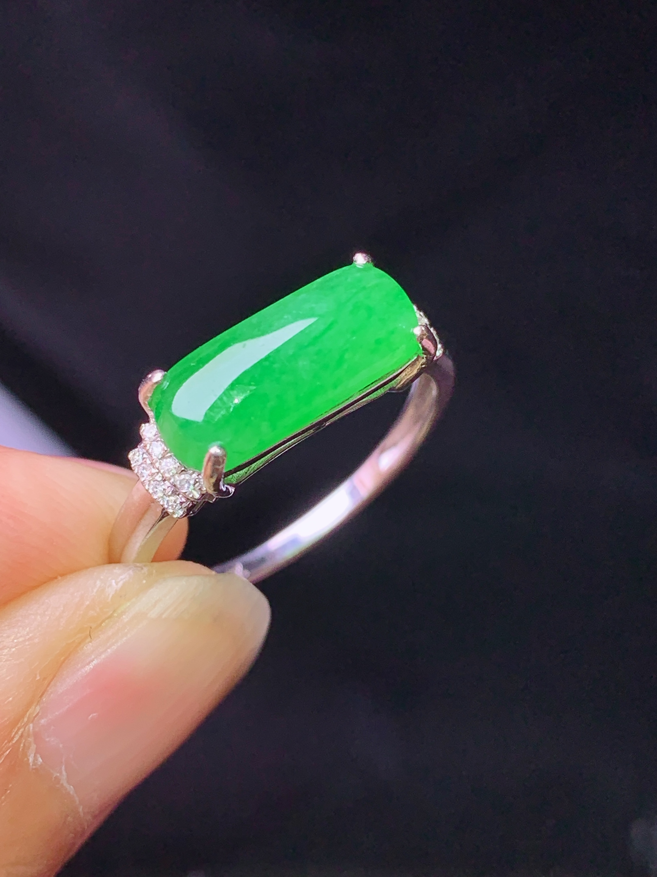 18k金钻镶嵌满绿玉柱戒指  玉质细腻 色泽艳丽清新 水润亮眼 圈口14.5 整体尺寸12.6*5.