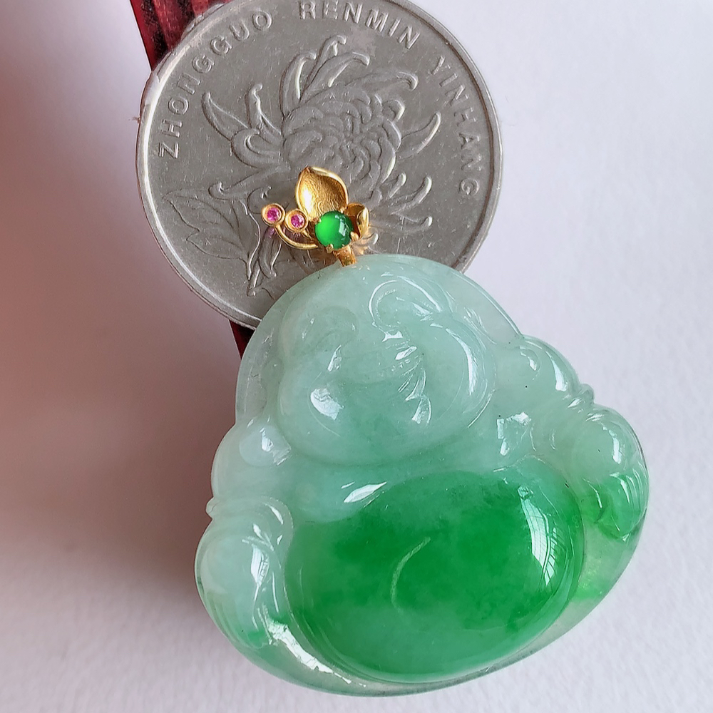 18k金扣冰润飘阳绿佛公挂件 玉质细腻  精雕弥勒佛，笑佛福耳垂肩，面相喜庆，开怀大笑，憨态可掬。惟妙惟肖，寓意福禄双全，吉祥美满，笑口常开 W49.7 整体尺寸：35-30.5-5.8mm   裸石尺寸：28.5-30.5-5.8mm