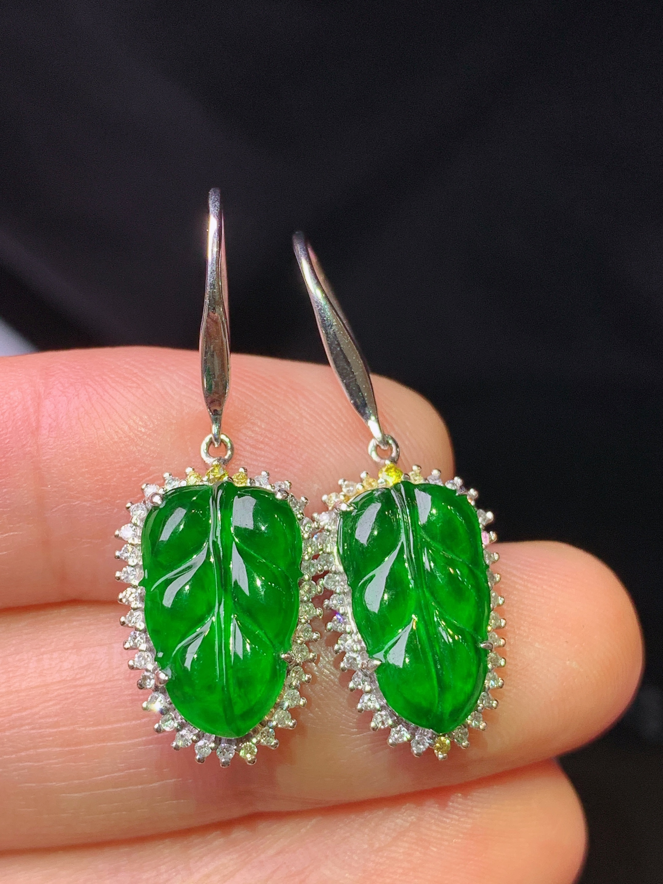 18k金钻镶嵌满绿树叶吊坠 玉质细腻 色泽艳丽清新 水润亮眼 整体尺寸30.5*10.6*5.5