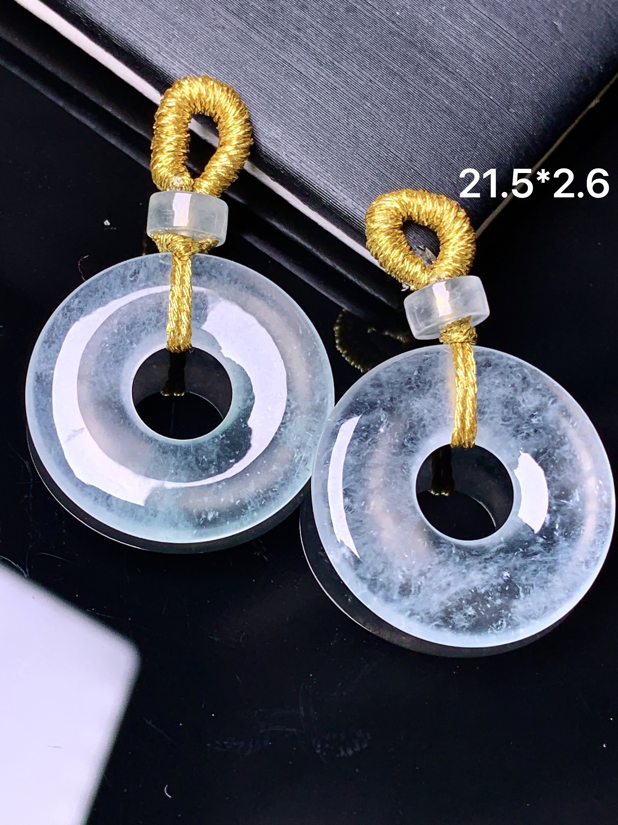 冰种平安扣一对 玉质细腻 色泽艳丽清新 水润亮眼 整体尺寸21.5*2.6