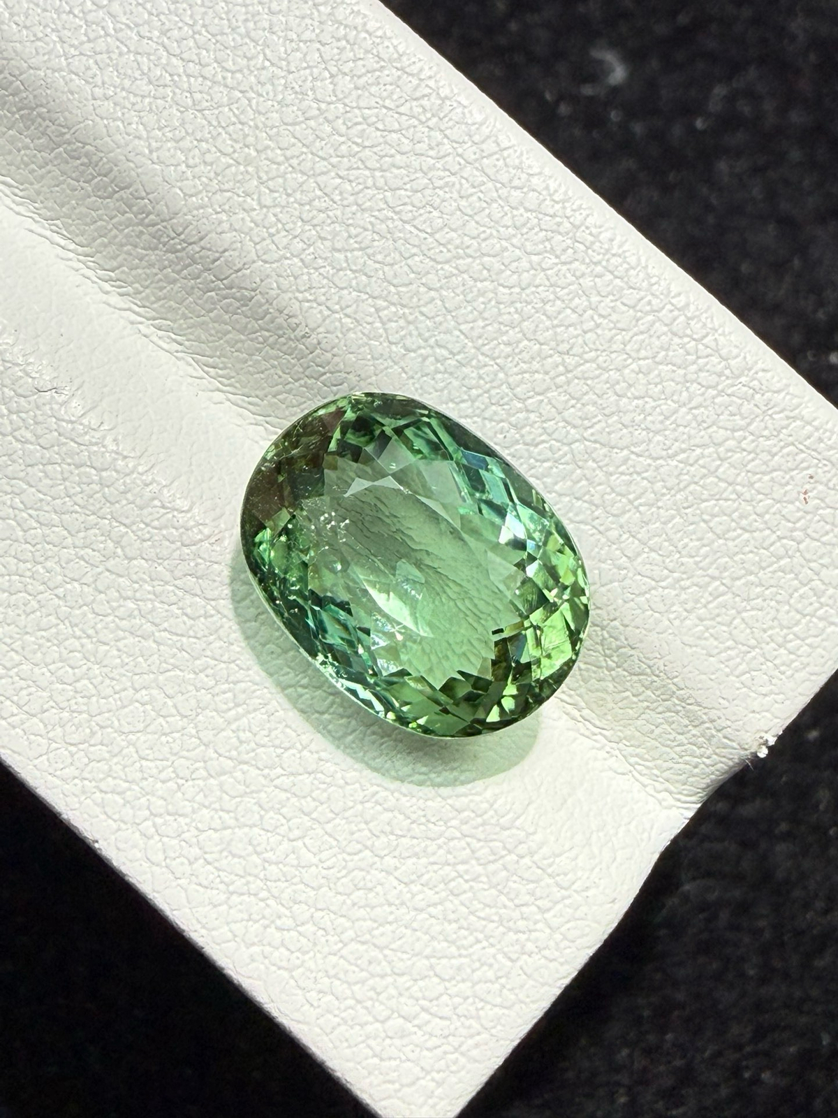 7.69ct天然绿碧玺裸石，尺寸13.3*10*7.6 毫米，晶体通透，颜色美艳