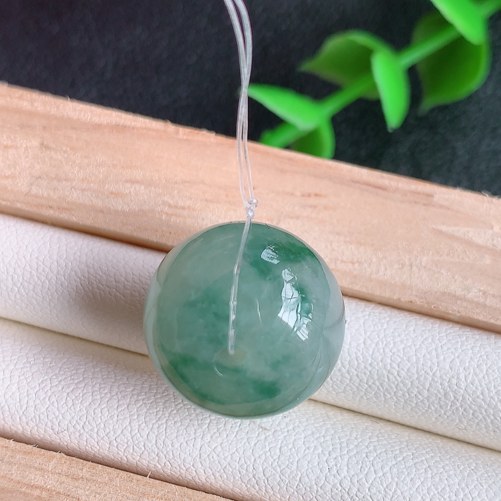冰润飘花转运珠翡翠吊坠，寓意“时来运转，财源滚滚” 寓意佳，颜色清爽，无纹裂，佩戴效果优雅迷人！性价比超值！W49.7 尺寸：16-12.5mm