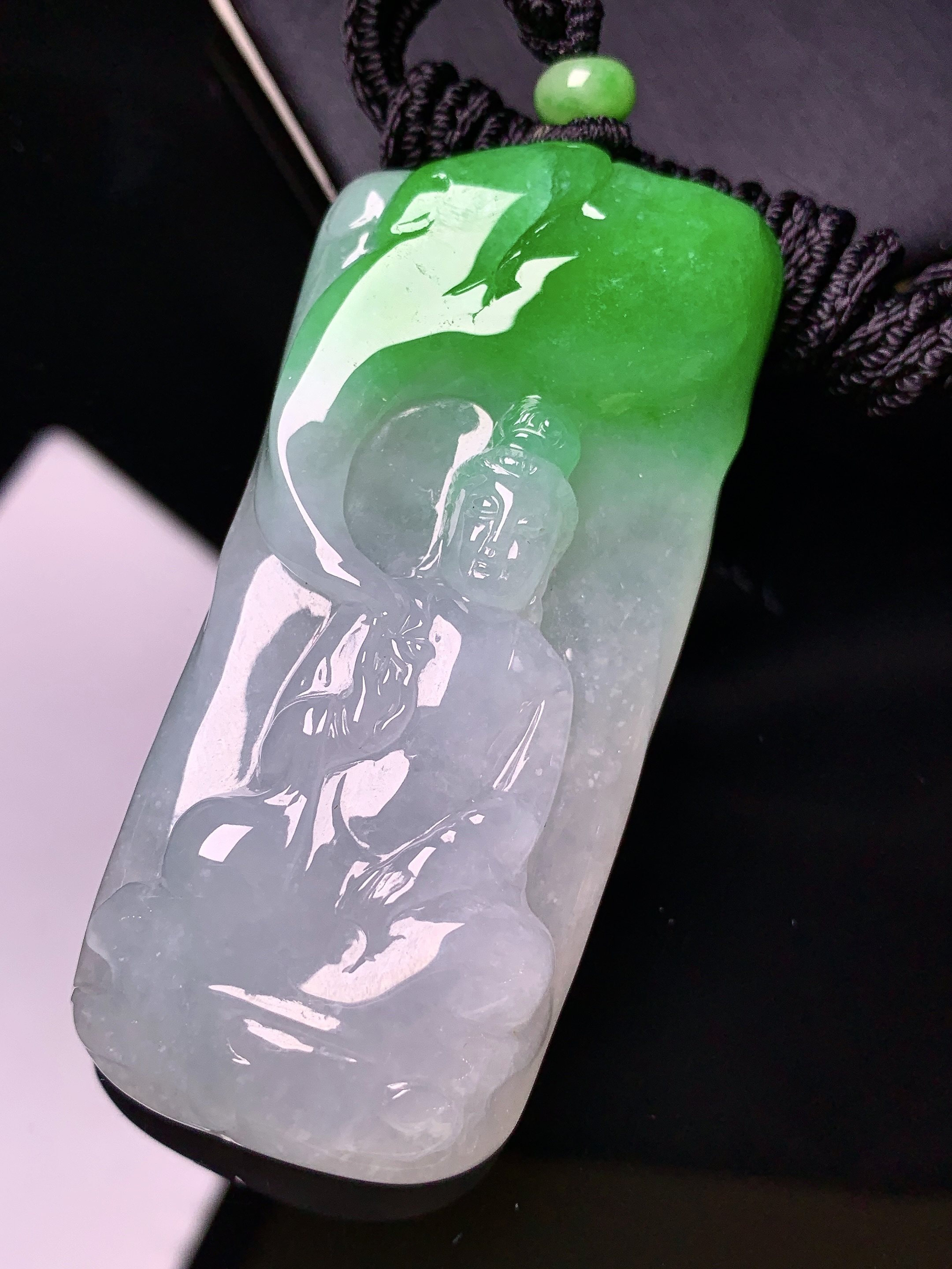 飘绿观音菩萨吊坠 玉质细腻 色泽艳丽清新 水润亮眼 整体尺寸64.2*30*11.8