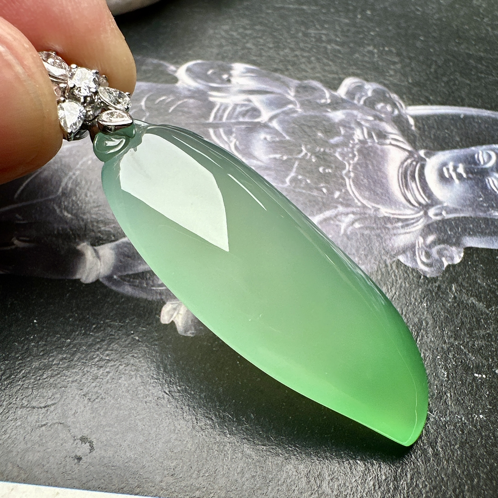 【冰种飘绿福瓜吊坠】种水上乘，晶莹剔透，纯净通透，18k金钻精美镶嵌，裸石尺寸42.8*18.7*9毫米