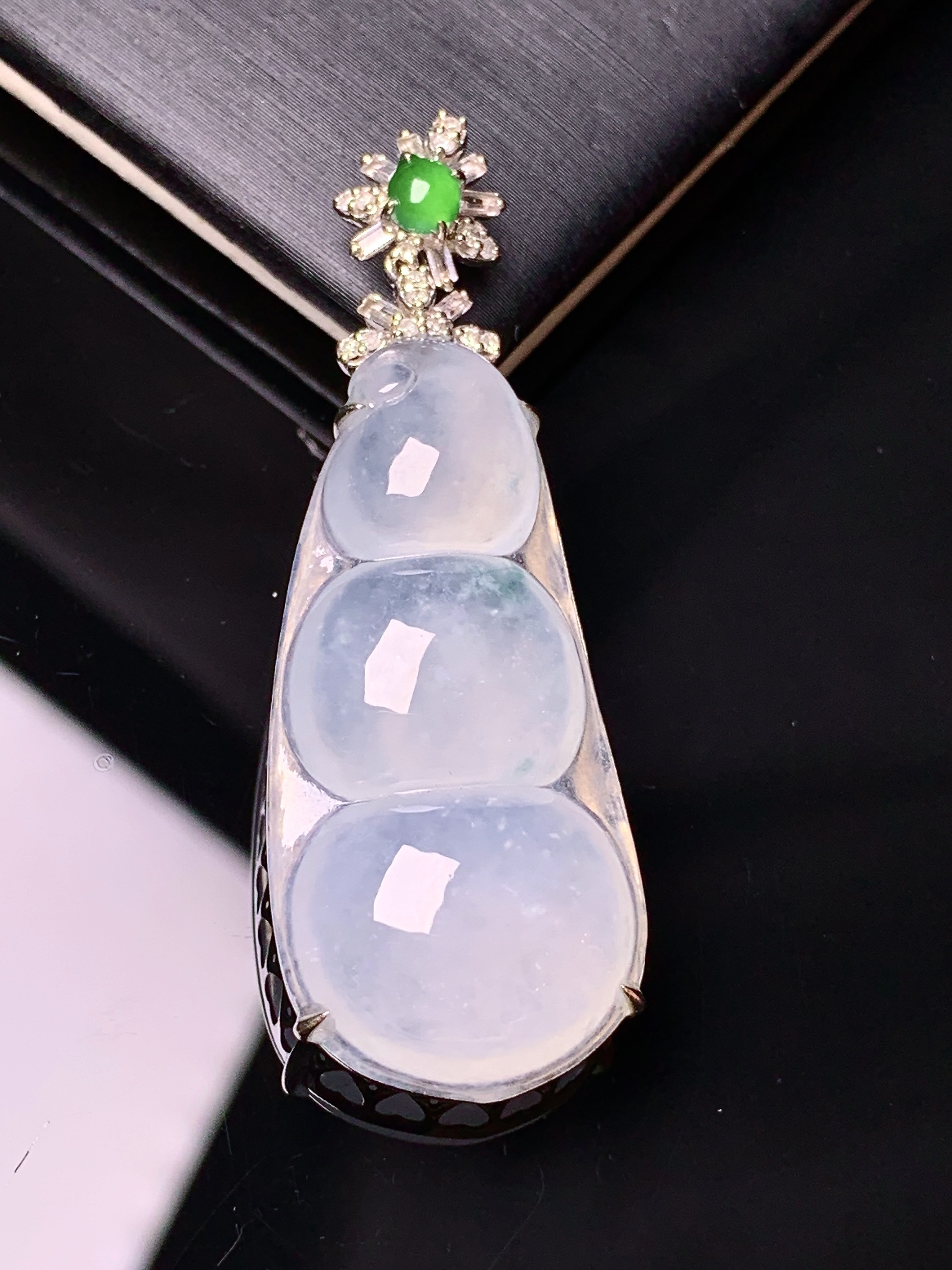 18k金钻镶嵌冰种四季豆吊坠 玉质细腻 色泽艳丽清新 水润亮眼 整体尺寸46*16.3*8.2