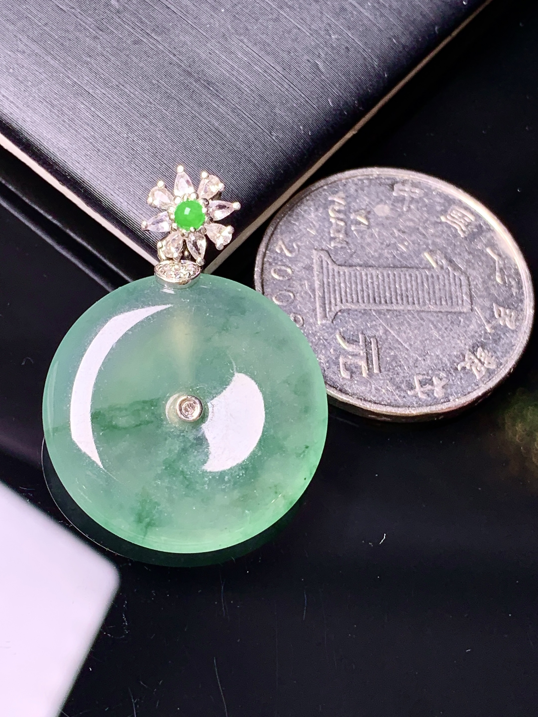 18k金钻镶嵌冰种飘绿平安扣吊坠 玉质细腻 色泽艳丽清新 水润亮眼 整体尺寸31.5*22.8*4.2