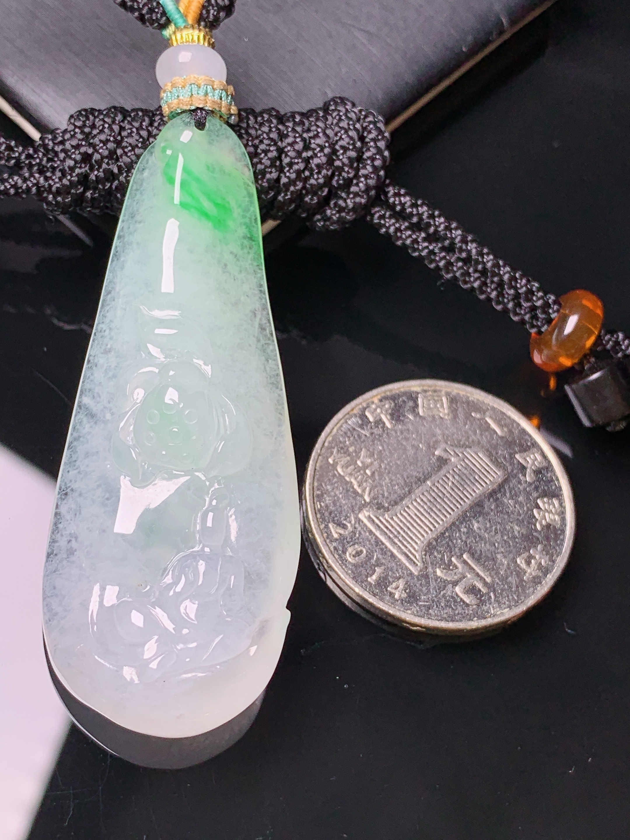 飘绿莲蓬无相观音吊坠 玉质细腻 色泽艳丽清新 水润亮眼 整体尺寸53*21*9.8