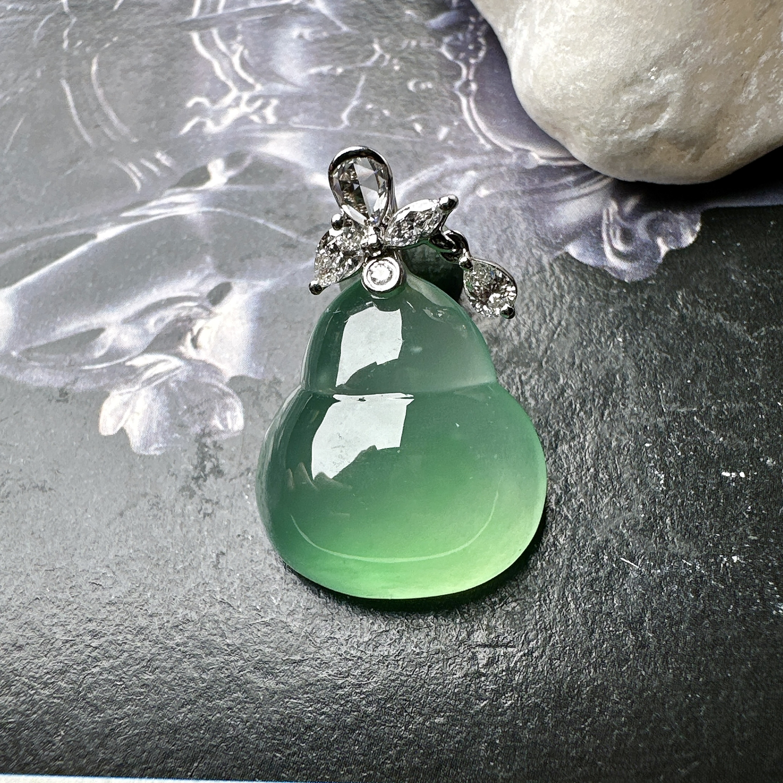 【玻璃种绿葫芦吊坠】质地细腻清爽，荧光感强烈，起刚光强烈，18K金钻镶嵌，裸石尺寸15*18.2*7