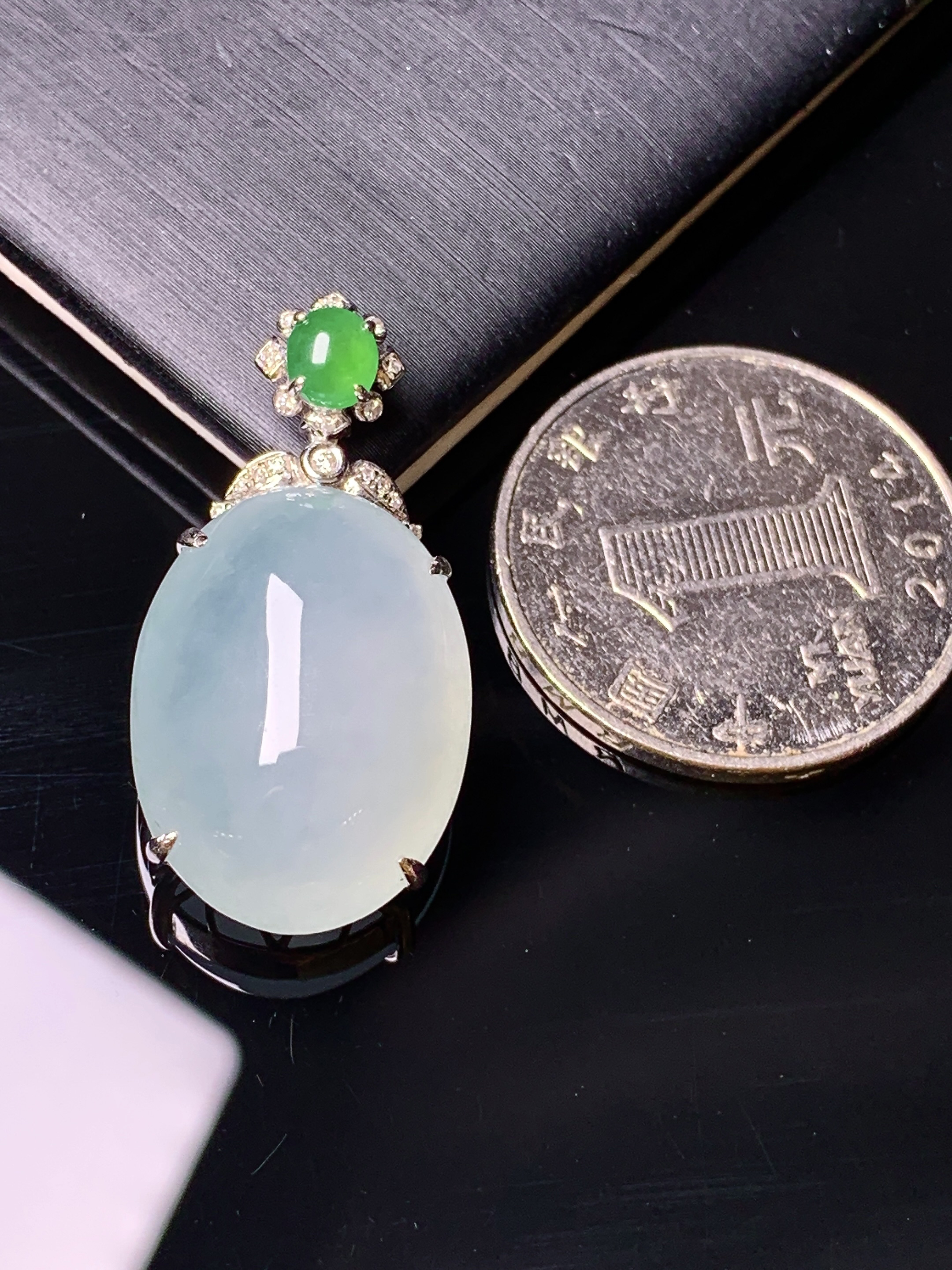 18k金钻镶嵌冰种蛋面吊坠 玉质细腻 色泽艳丽清新 水润亮眼 整体尺寸31*15.8*9.2