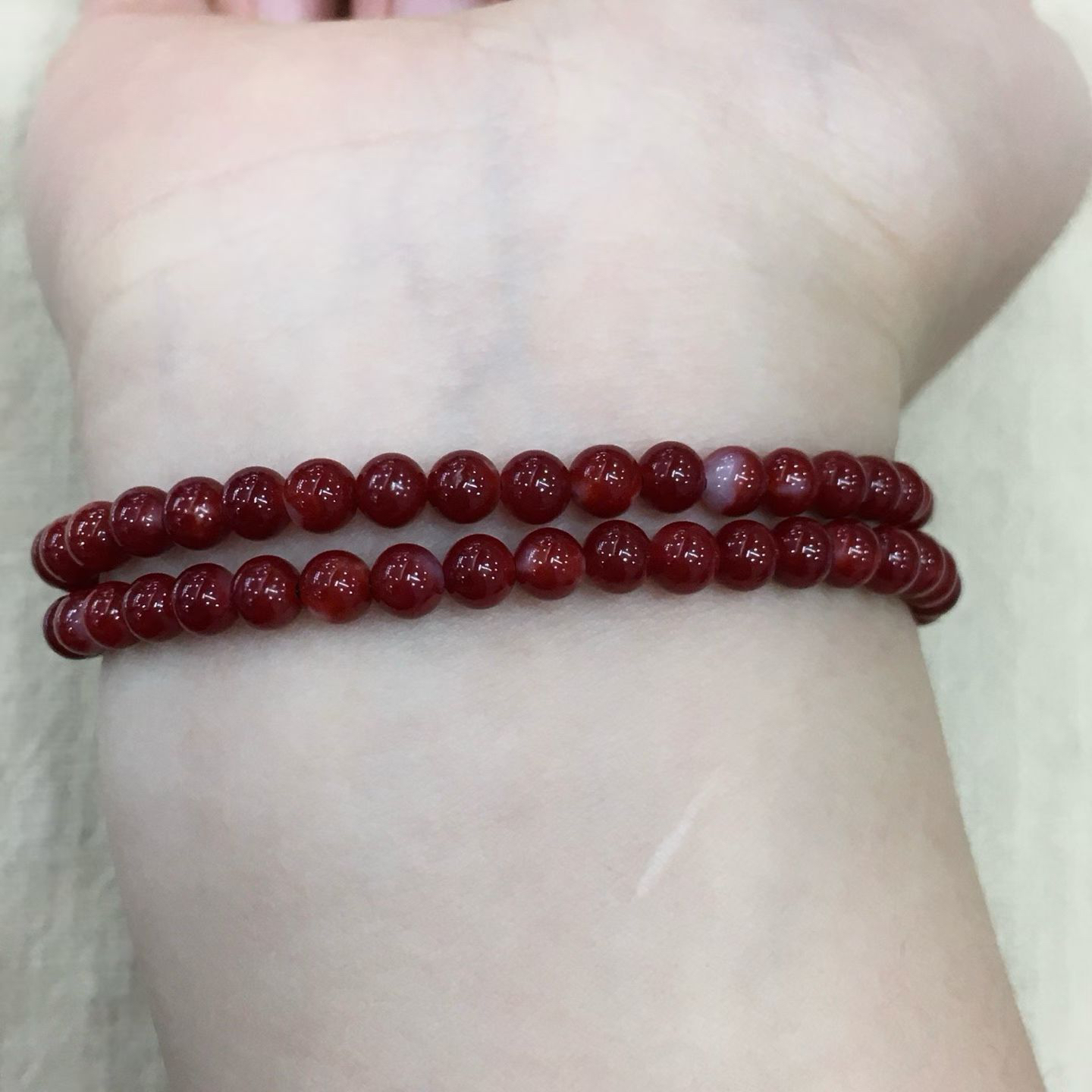 【阿卡赤血牛血红珊瑚108小5mm圆珠手链款】难得高瓷度，整条少白芯的阿卡圆珠。整条赤血牛血红颜色，珠子直径4.9-3.7mm，每颗珠子均为天然的珊瑚，珊瑚自古就为佛教珍宝，深海千年有机宝石！收藏价值高、可传承！重量13.17克！追求品质者的福音！实物漂亮！