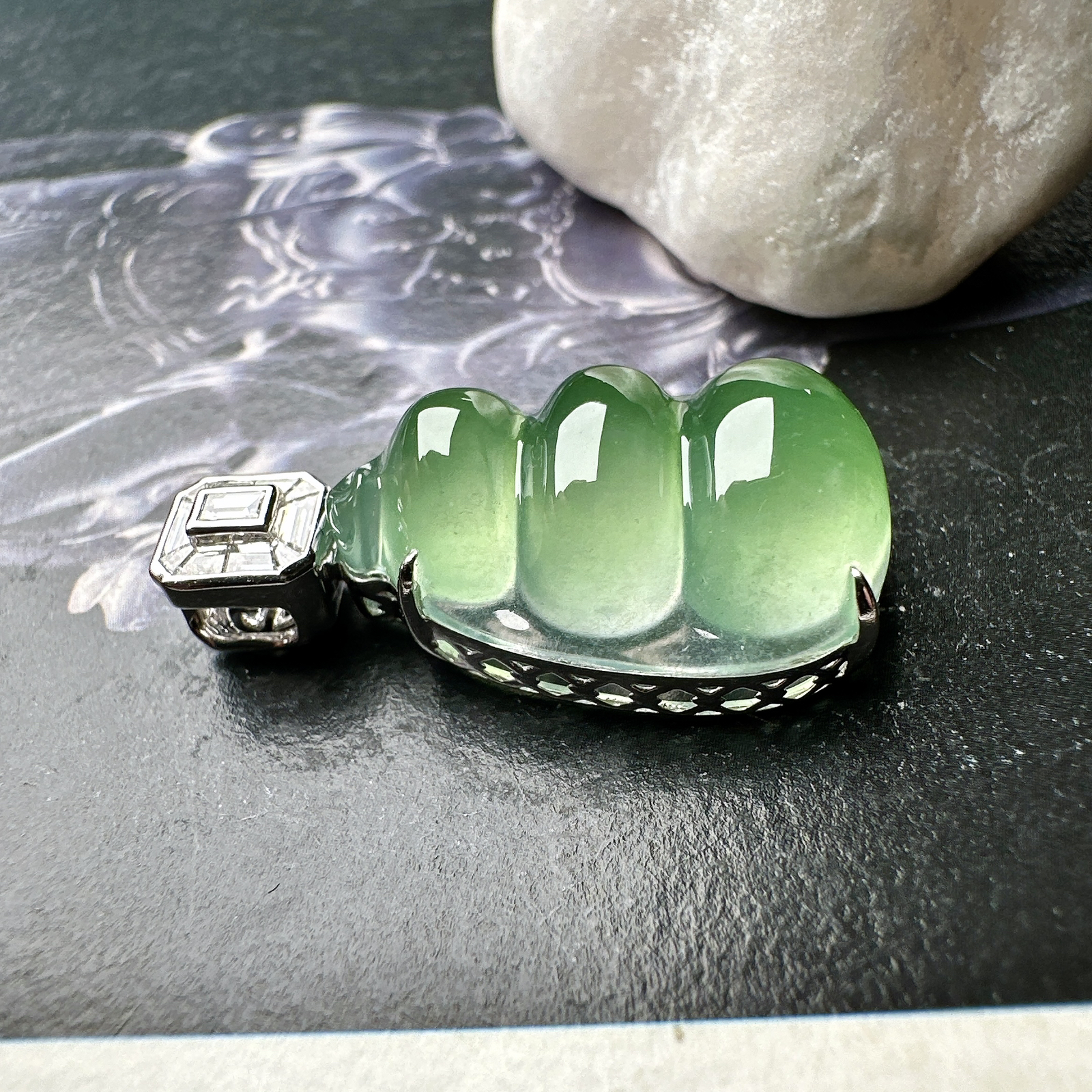 【冰种飘绿福豆吊坠】种地上乘，冰感十足，通透起光，饱满圆润，18k金钻镶嵌，裸石尺寸21.7*15.1*7.6毫米