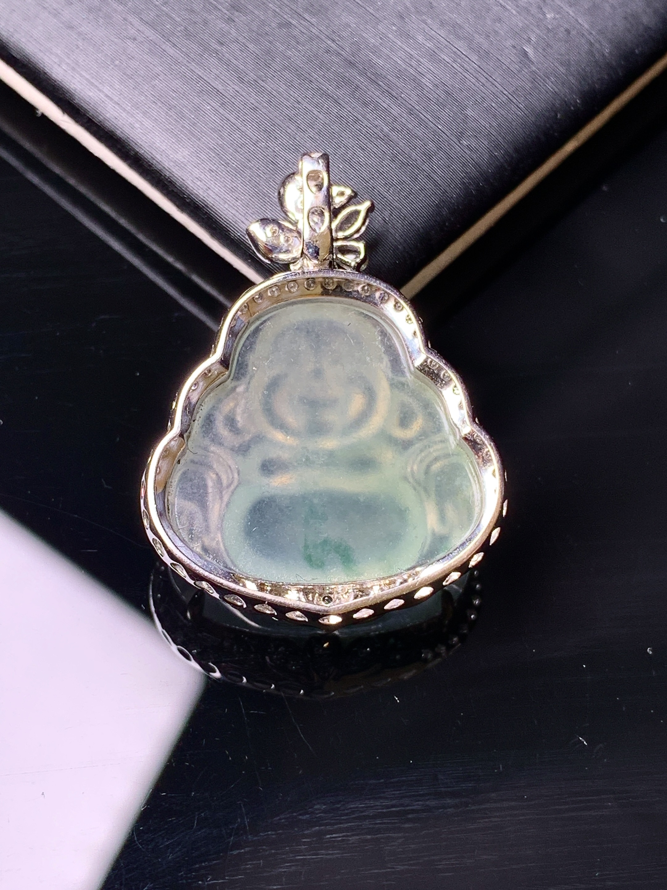 18k金钻镶嵌冰种佛公吊坠 玉质细腻 色泽艳丽清新 水润亮眼 整体尺寸29*21*7.3