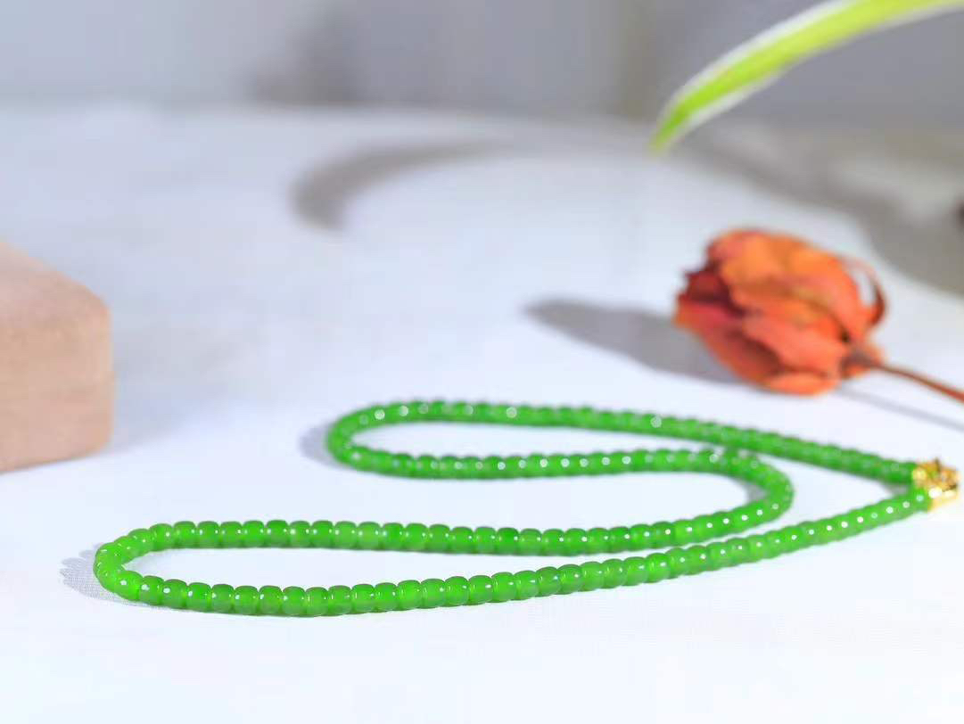 （老型珠珠.项链）

精品️和田玉碧玉老型珠项链，玉质细腻油润 饱满光滑 质朴无华，悠远简单，人
