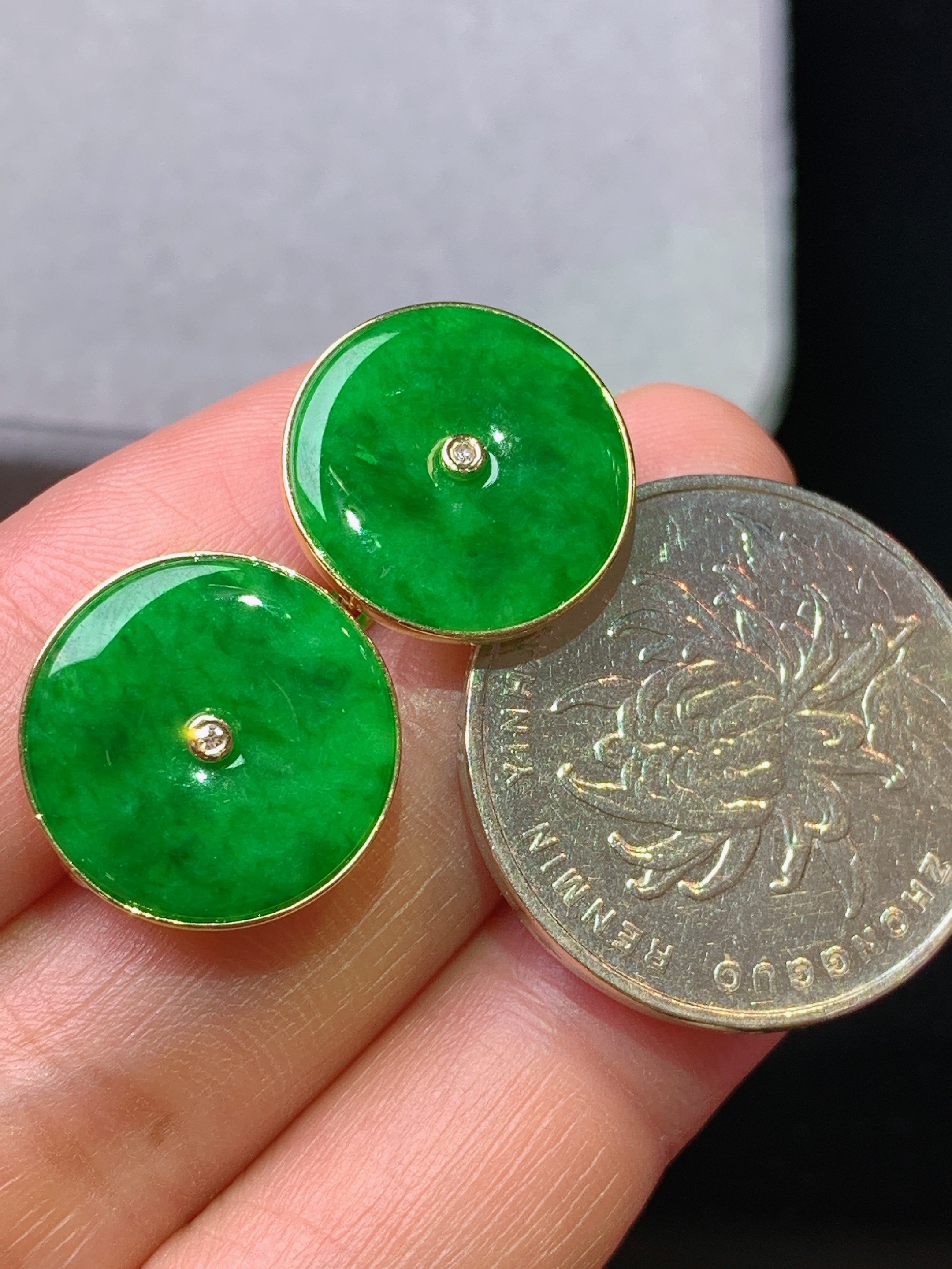 18k金镶嵌翠绿平安扣耳钉 玉质细腻 色泽艳丽清新 水润亮眼 整体尺寸15.5*2