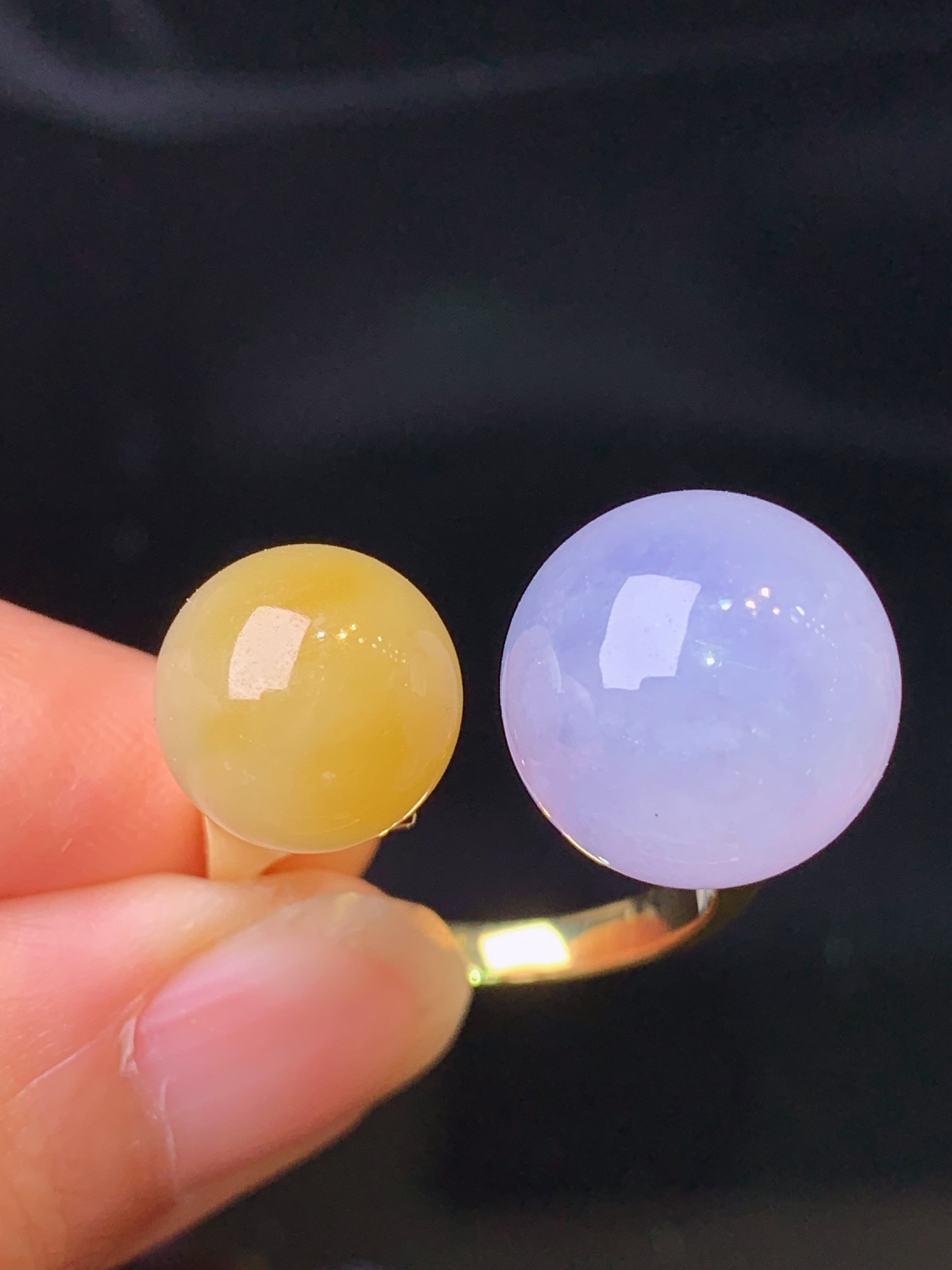 18k金钻镶嵌紫罗兰黄翡组合圆珠戒指 玉质细腻 色泽艳丽清新 水润亮眼 整体尺寸13.2