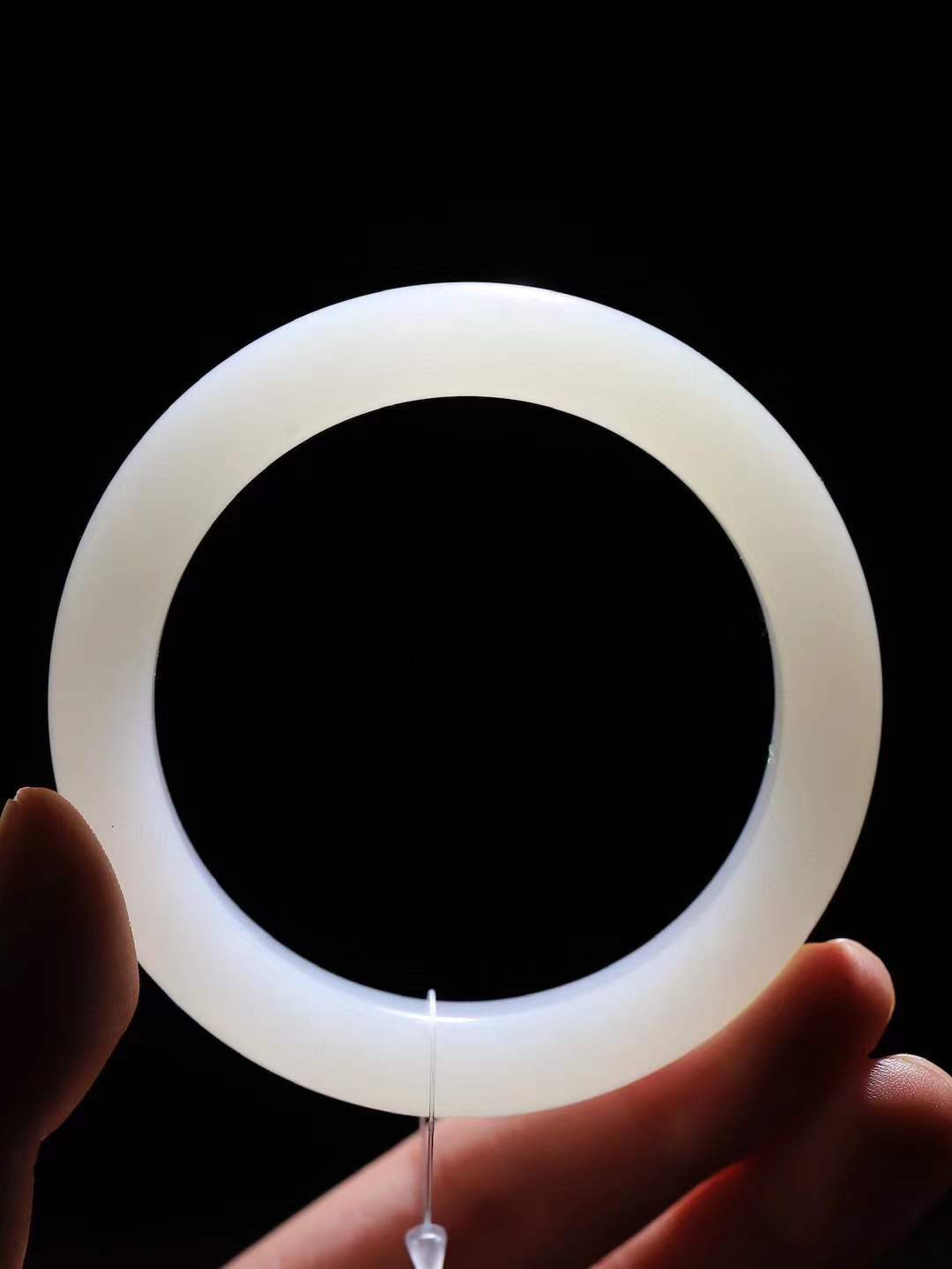 （一见倾心.手镯）

精品和田玉白玉手镯，玉质温润细腻 油性十足 手感舒适，高华雅逸，线条流畅，简约大气，美自天成，素雅高贵。佩戴于腕间，婉约之美，举手投足间透出那低调奢华。重63.6克 尺寸56-12.6-9.5mm1731930T