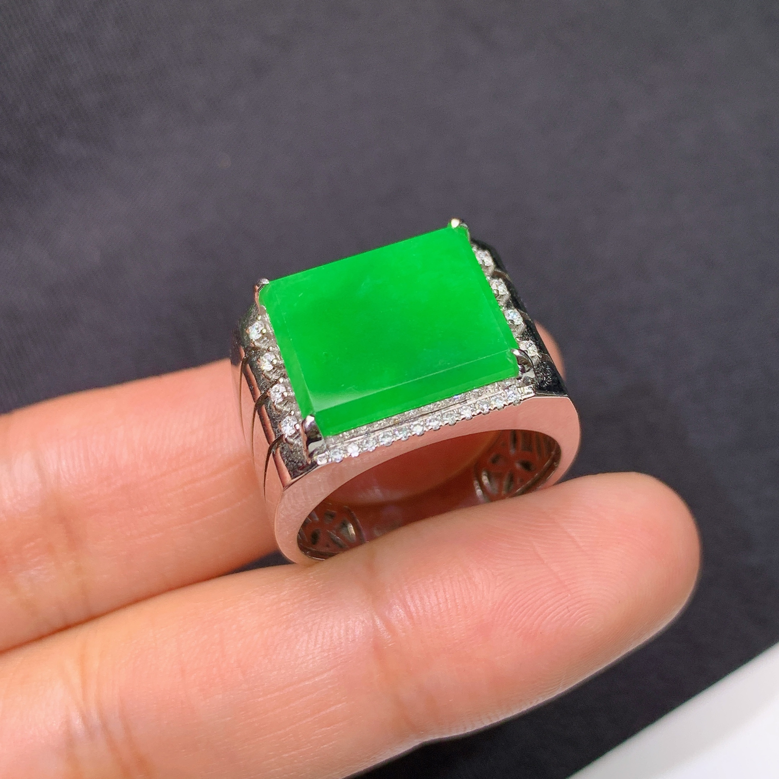 冰阳绿马鞍戒指，18k金镶嵌，简约大方，冰润色阳，种水足 PC 圈口19 尺寸12.9*11.7*2