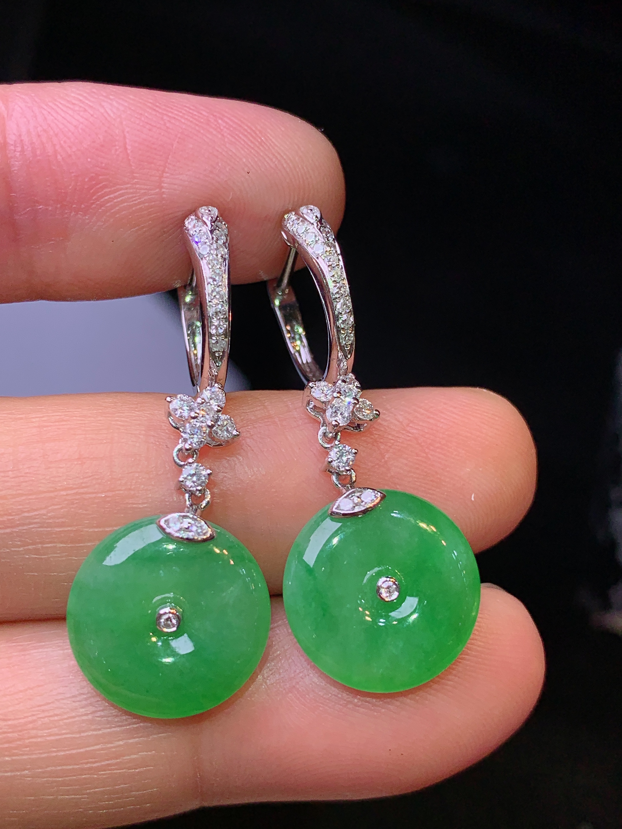 18k金钻镶嵌满绿平安扣耳坠 玉质细腻 色泽艳丽清新 水润亮眼 整体尺寸33.6*12.6*3.2