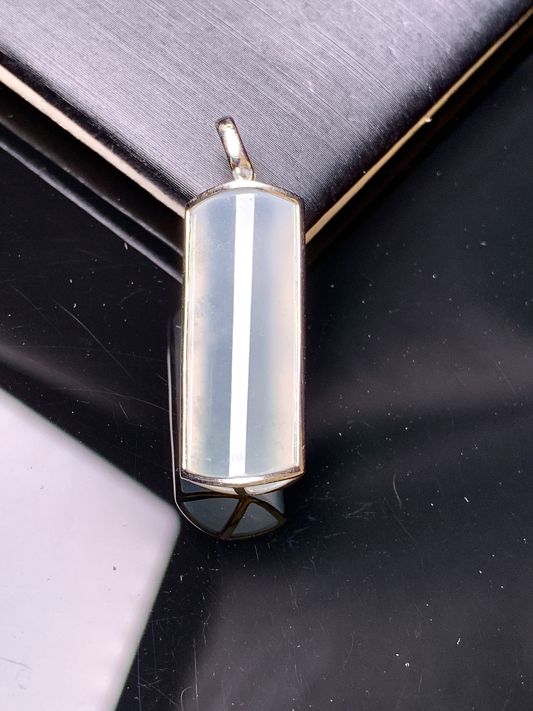 冰种玉柱吊坠 玉质细腻 色泽艳丽清新 水润亮眼 整体尺寸30.6*9.7*5.2