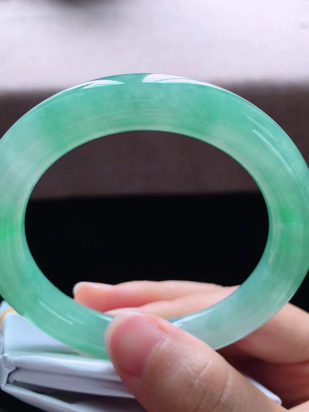 【翡翠名称】老种冰飘绿54.6圈口圆条手镯
【翡翠尺寸】54.6*10*10.2mm适合54.6-57圈口佩戴
【翡翠描述】宝贝种老水足，玉质细腻，色泽靓丽，性价比高，佩戴效果好！
【其它赠送】权威证书/精美挂绳盒子/支持全国复检