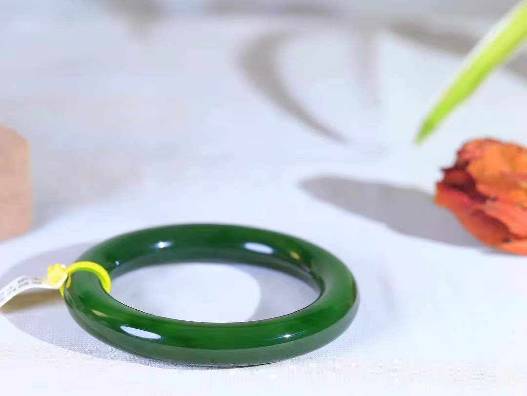 【碧波流转·手镯】

收藏级臻品️和田玉碧玉圆条手镯，玉质细腻温润，手感舒适，️线条流畅，简