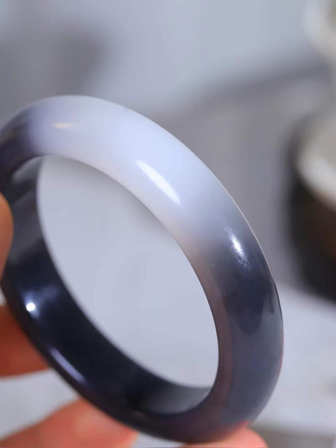 【柔情素语·手镯】

精品和田玉烟紫白玉双色手镯，玉质细腻温润，手感舒适，️线条流畅，简约大气，美自天成，佩戴于腕间，婉约之美，举手投足间透出那份低调奢华，醉人心扉。重69克 内径圈口57.5mm  尺寸13.8-9.7mm   FDA-5520303