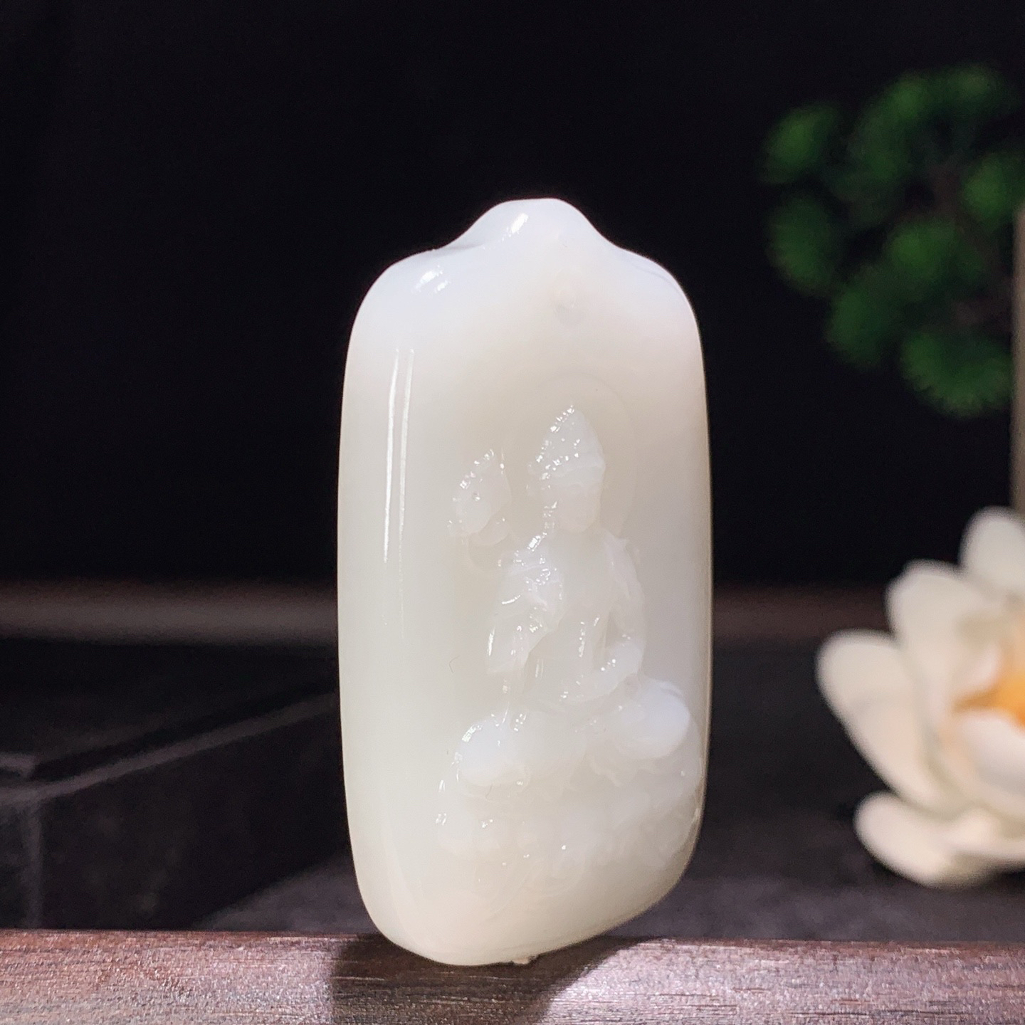 新疆和田玉羊脂玉座莲观音挂件。尺寸50/30/10重31克。玉质细腻油润。手推出油。佩戴高端典雅。lt260309