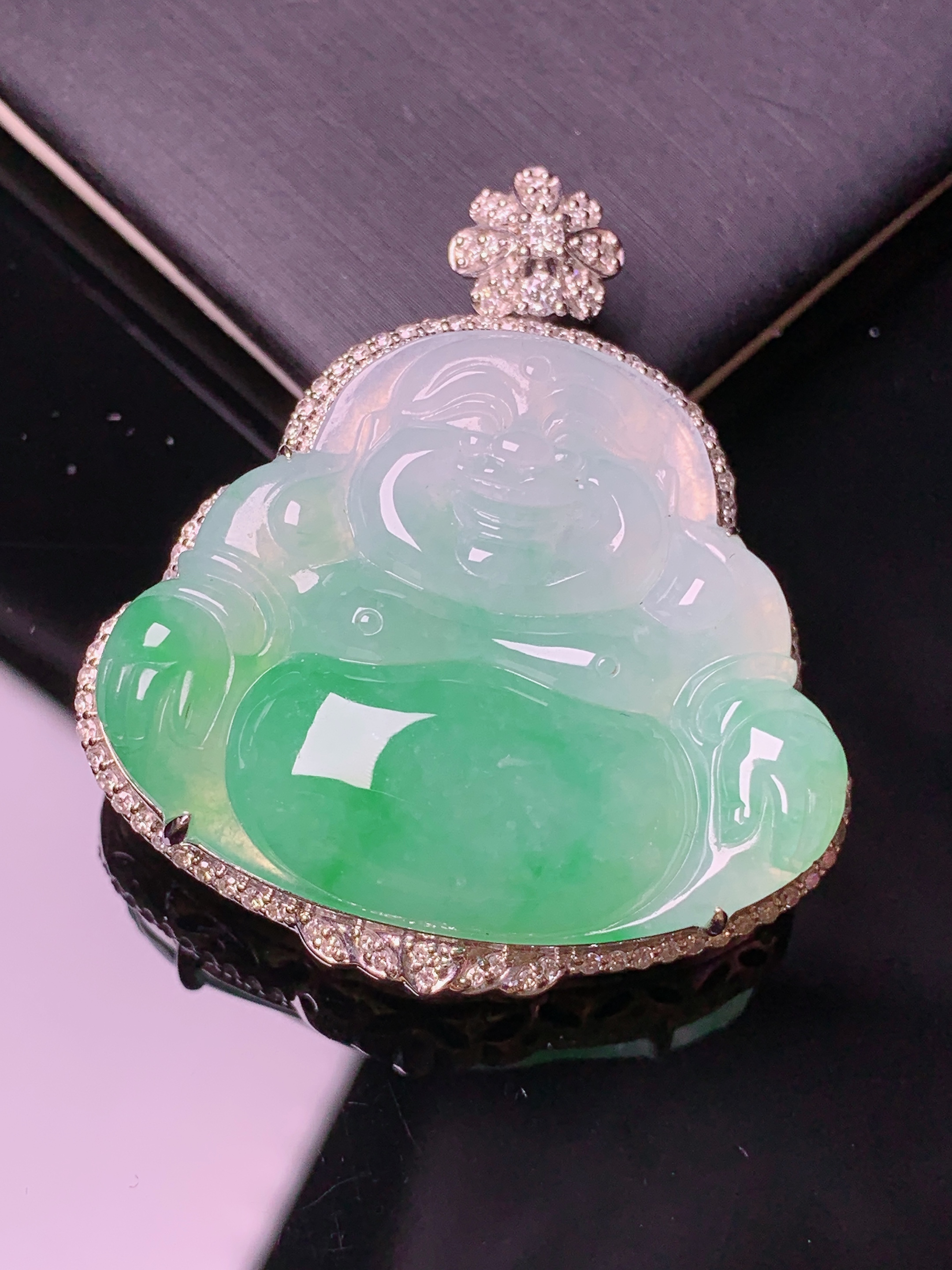 18k金钻镶嵌飘绿佛公吊坠 玉质细腻 色泽艳丽清新 水润亮眼 整体尺寸43.2*38.2*14.2