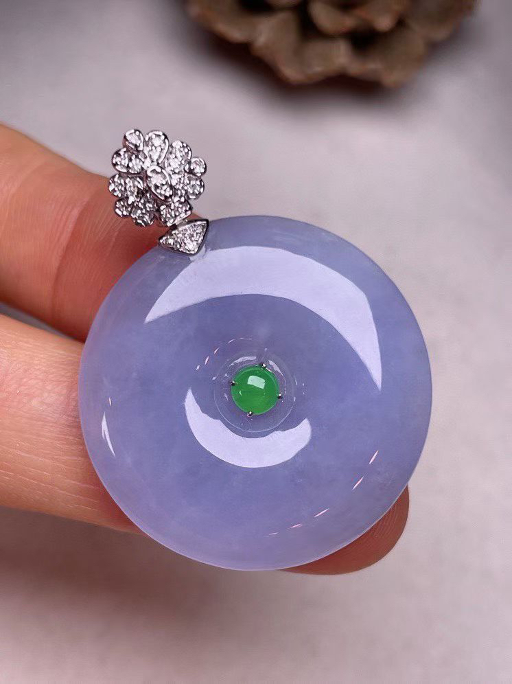 冰糯种紫罗兰平安扣吊坠，真金真钻镶嵌，种水好，玉质细腻 .裸石尺寸 28.6