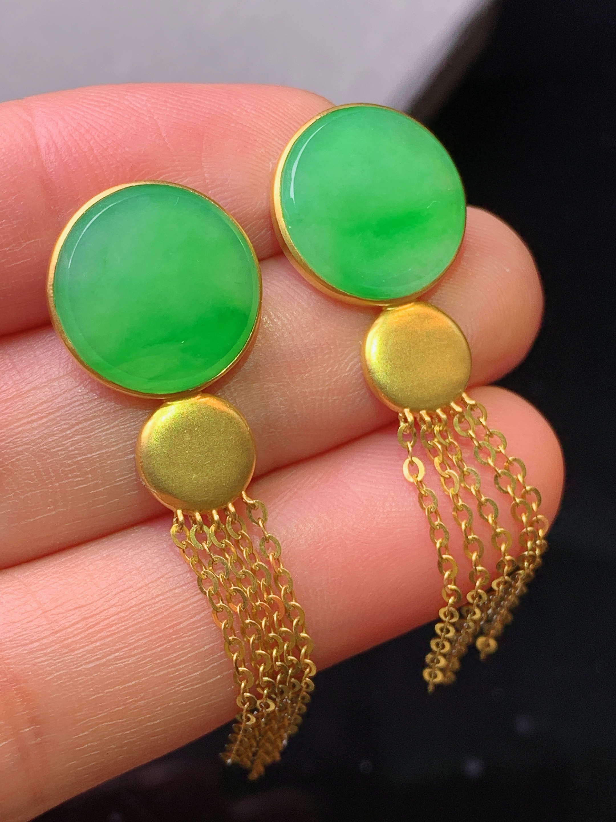 18k金镶嵌翠绿平安扣耳坠 玉质细腻 色泽艳丽清新 水润亮眼 整体尺寸52*13.5*2.5