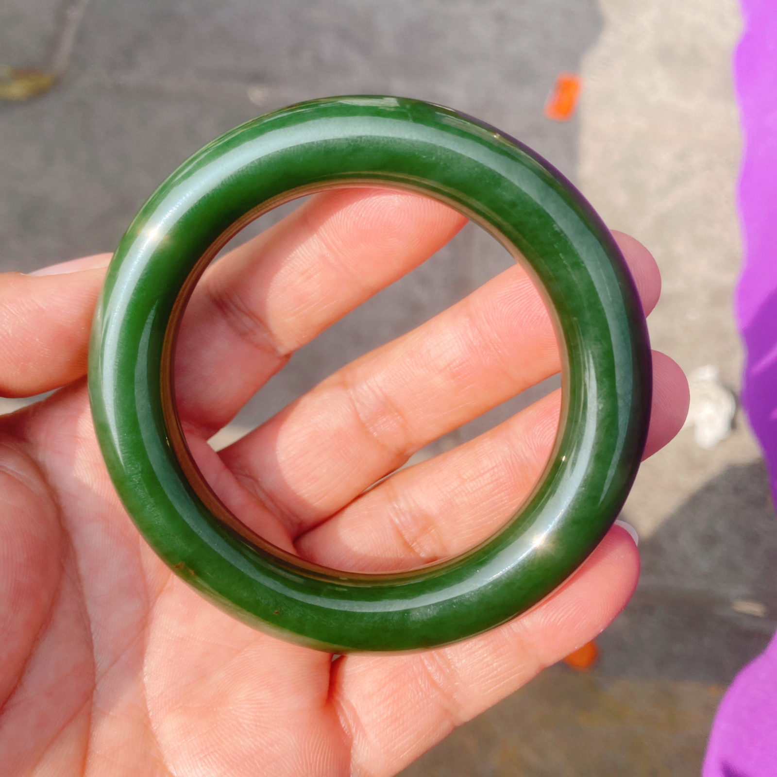 精品手镯和田玉菠菜绿红皮老料俄罗斯圆条手镯。56/12尺寸重73克 玉质细腻油润底色纯净脂粉好品质好