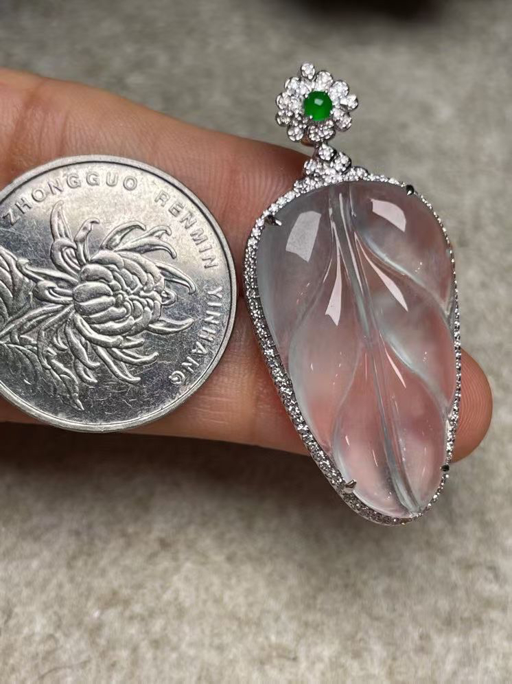 冰种叶子吊坠、真金真钻镶嵌，种水好，玉质细腻 .裸石尺寸 30.0*17.5.