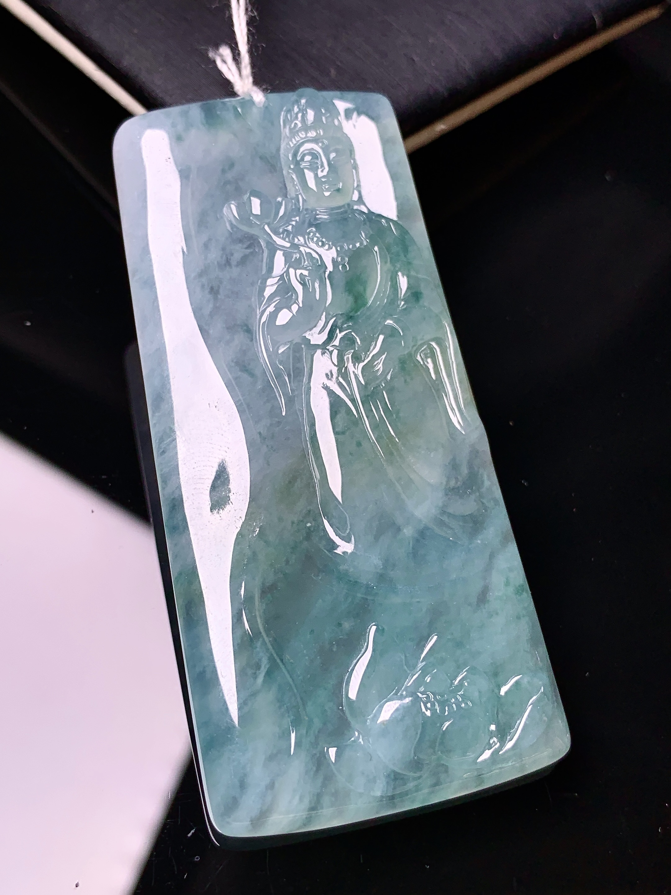 飘绿观音菩萨吊坠 玉质细腻 色泽艳丽清新 水润亮眼 整体尺寸62.6*29.5*5.8