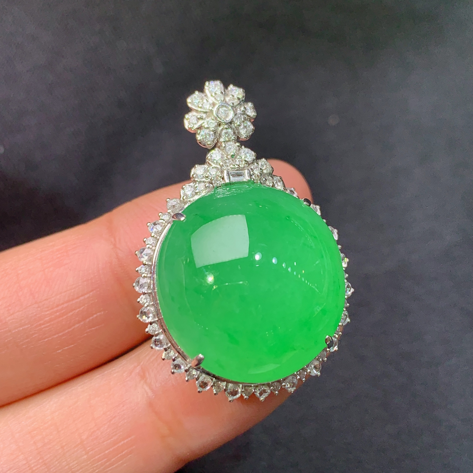 翠绿蛋面吊坠，18k金镶嵌，色泽鲜阳，冰润细腻，种水足，Lp 32.9*22.9*13.6