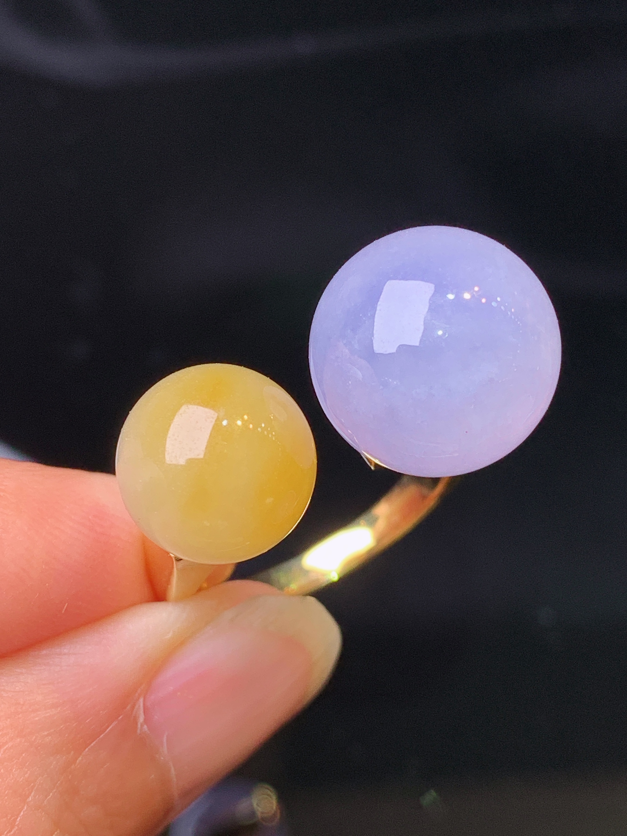 18k金钻镶嵌紫罗兰黄翡组合圆珠戒指 玉质细腻 色泽艳丽清新 水润亮眼 整体尺寸13.2