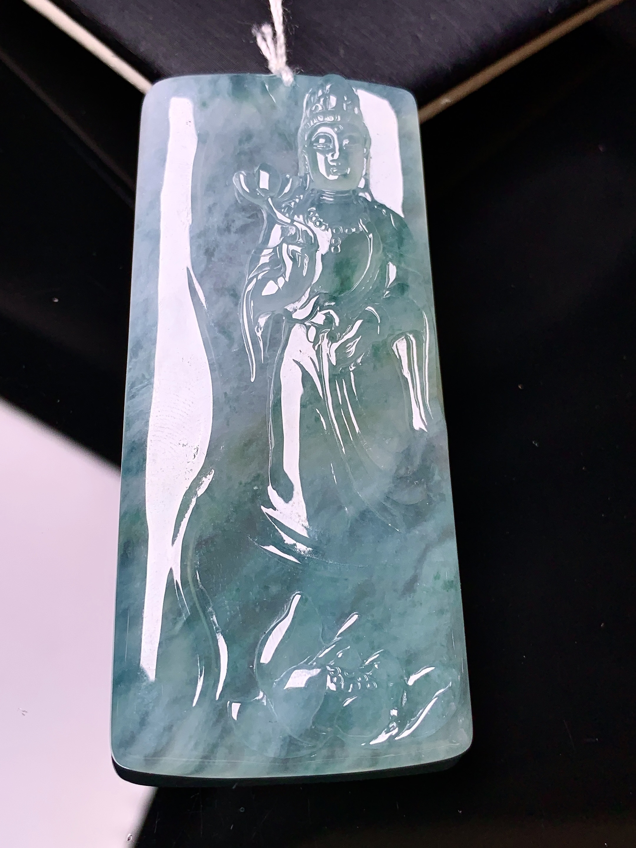 飘绿观音菩萨吊坠 玉质细腻 色泽艳丽清新 水润亮眼 整体尺寸62.6*29.5*5.8