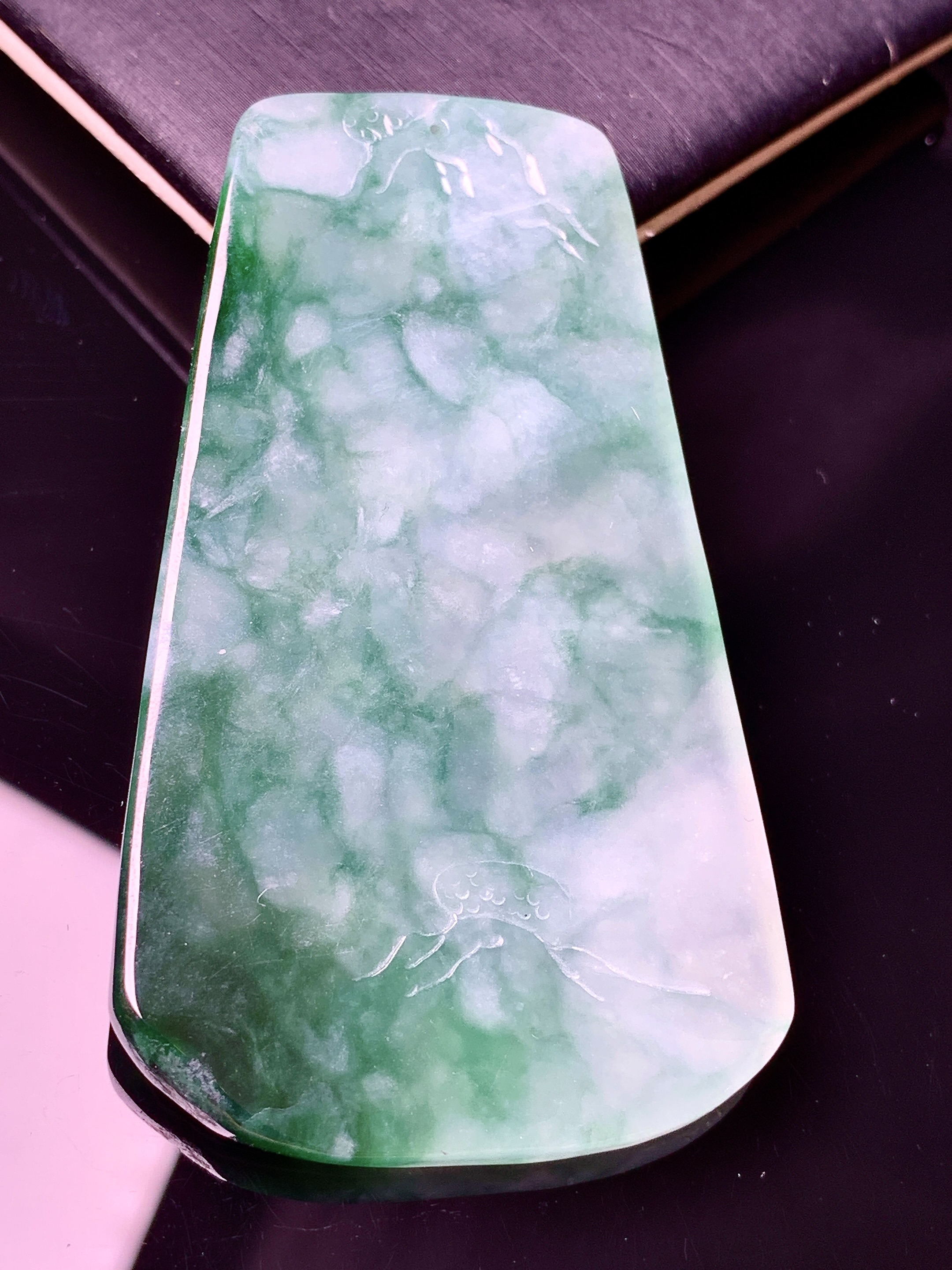 飘绿山水牌子吊坠 玉质细腻 色泽艳丽清新 水润亮眼 整体尺寸51.8*36.5*4.5