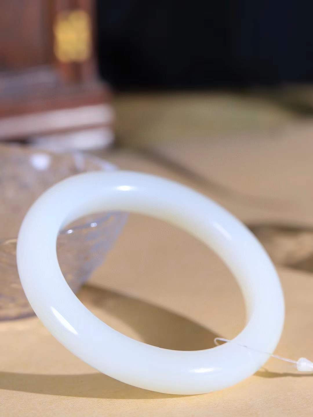 [温润如玉.手镯]

精品和田玉糖白玉手镯。玉质温润细腻 油性十足 手感舒适，高华雅逸，线条流畅，简约大气，美自天成，素雅高贵。佩戴于腕间，婉约之美，举手投足间透出那份低调奢华。重70克 内径60mm尺寸11.8-10.7mm7836914T