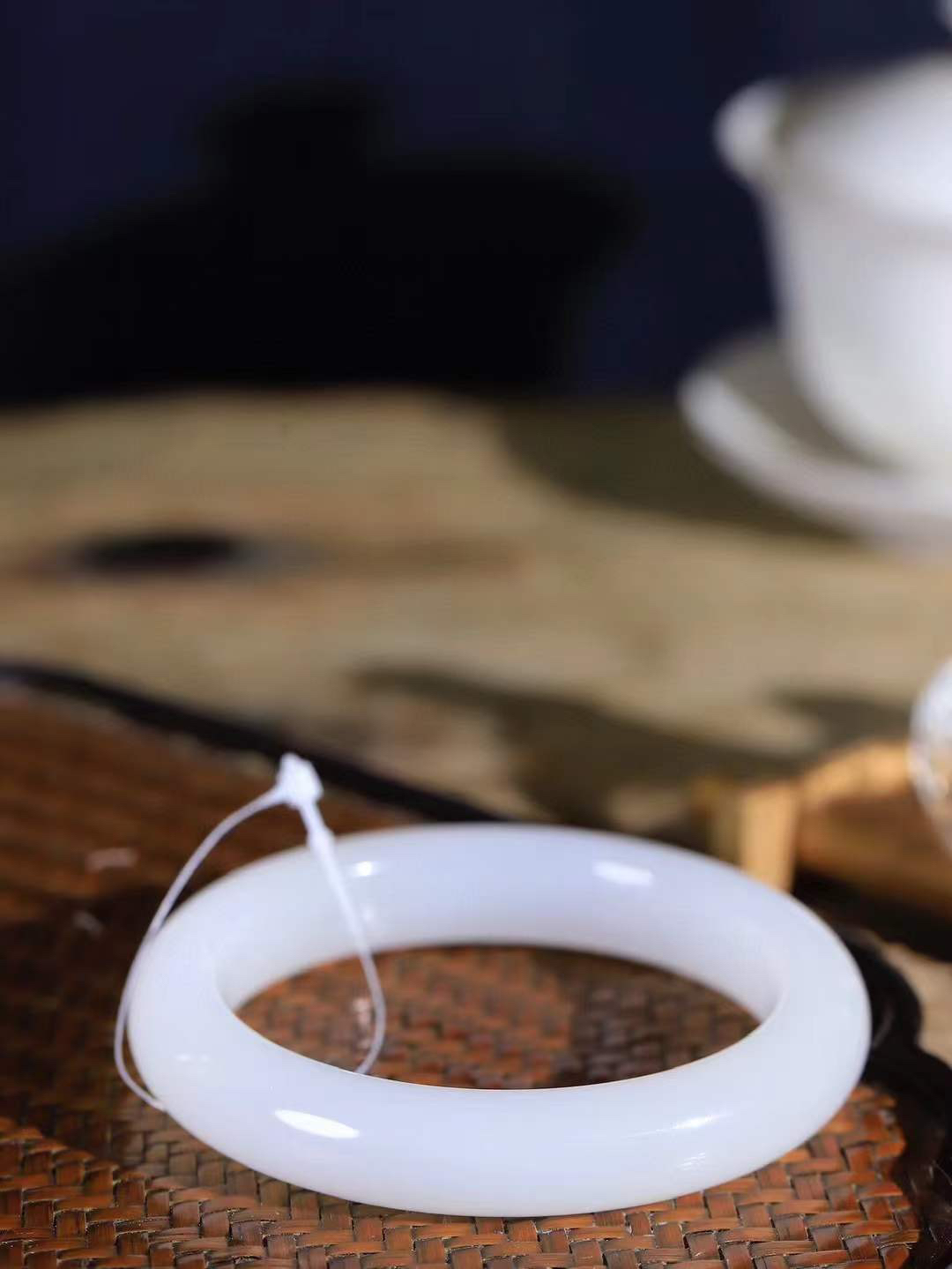 【婉约佳人.镯】

精品和田玉白玉手镯，玉质细腻，触感温润，佩戴它，感受玉石的温度与自然的灵性，让每