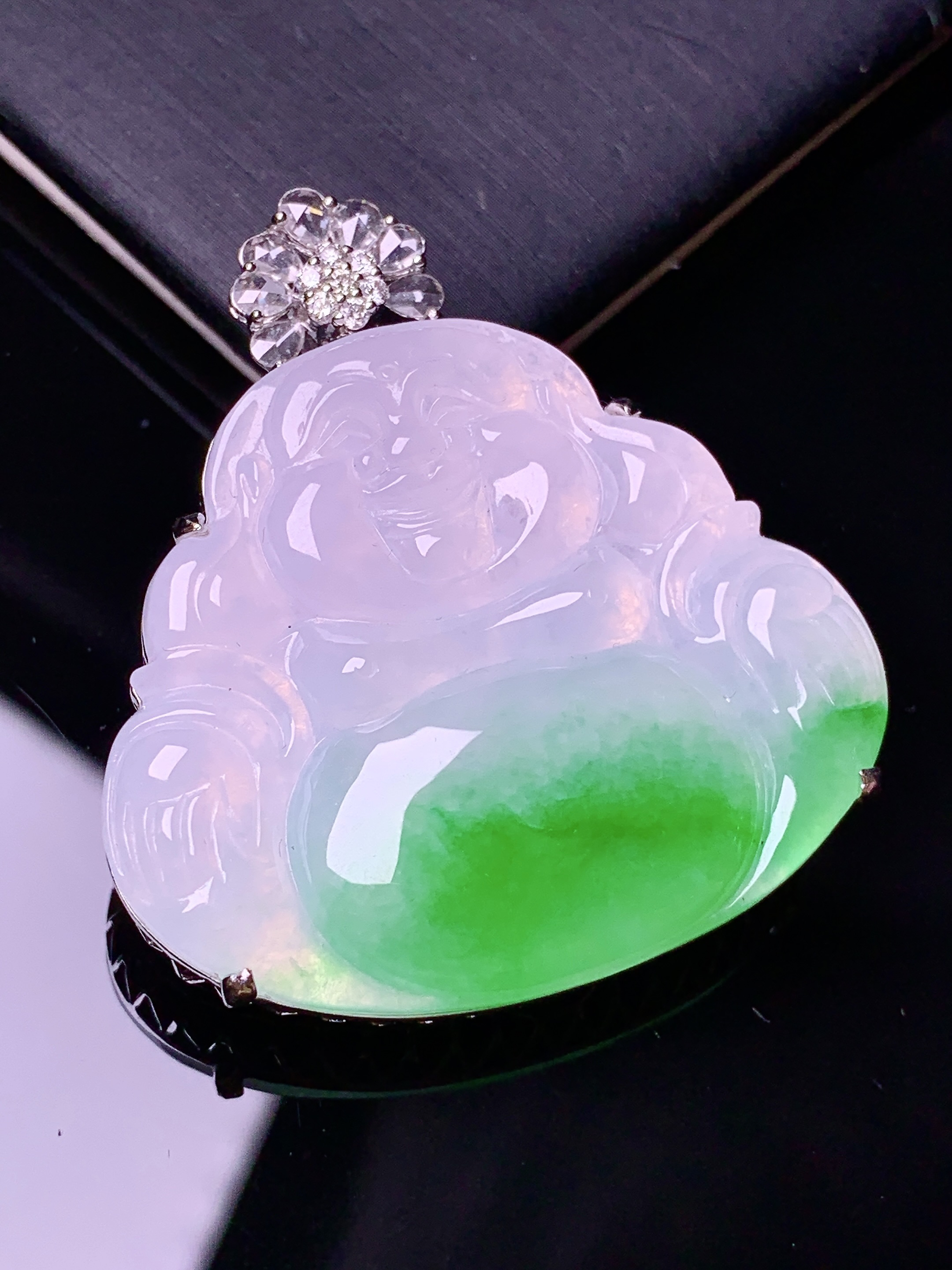 18k金钻镶嵌飘绿佛公吊坠 玉质细腻 色泽艳丽清新 水润亮眼 整体尺寸42*38.6*11